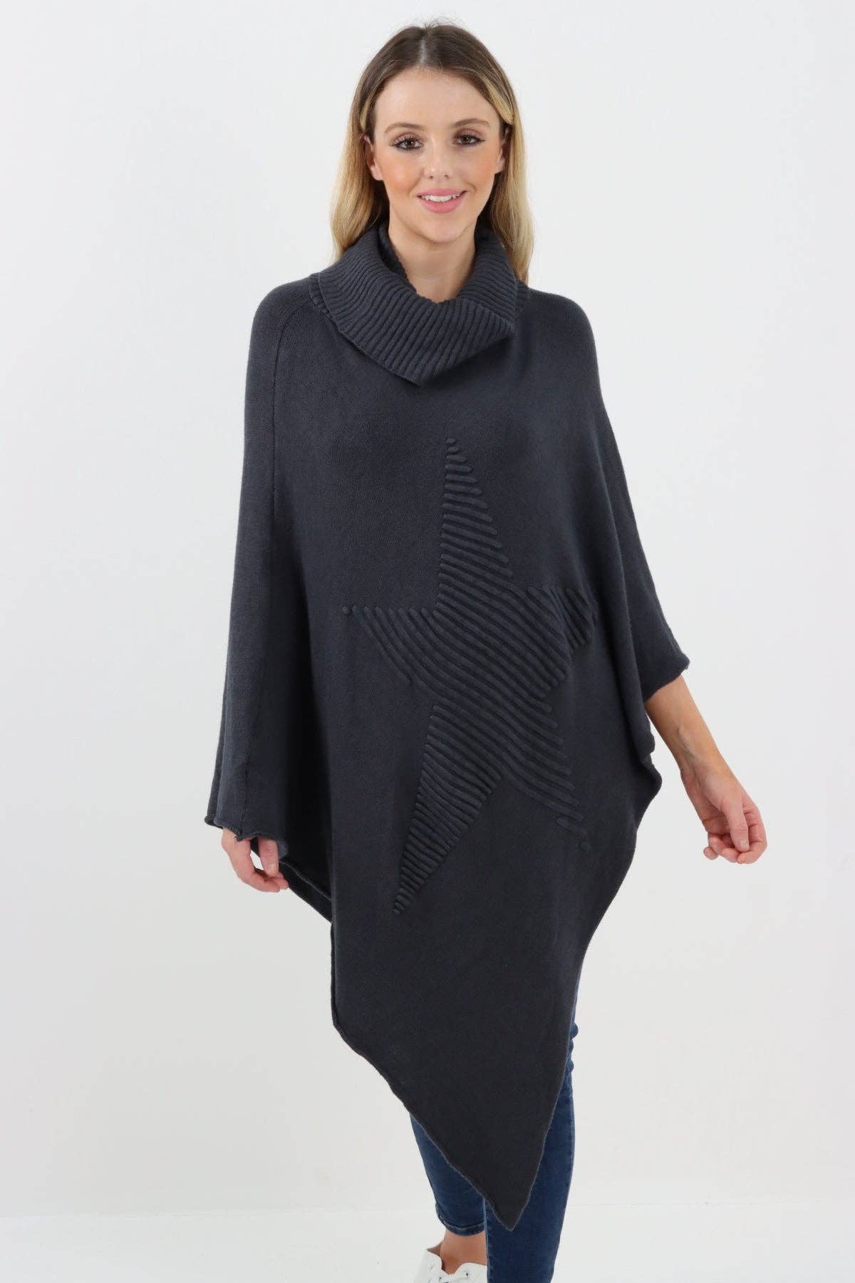 Miss Bold – Engroshandel Poncho - Dame – Italiensk strikket lagenlook poncho med stjernemønster og rullekrave10