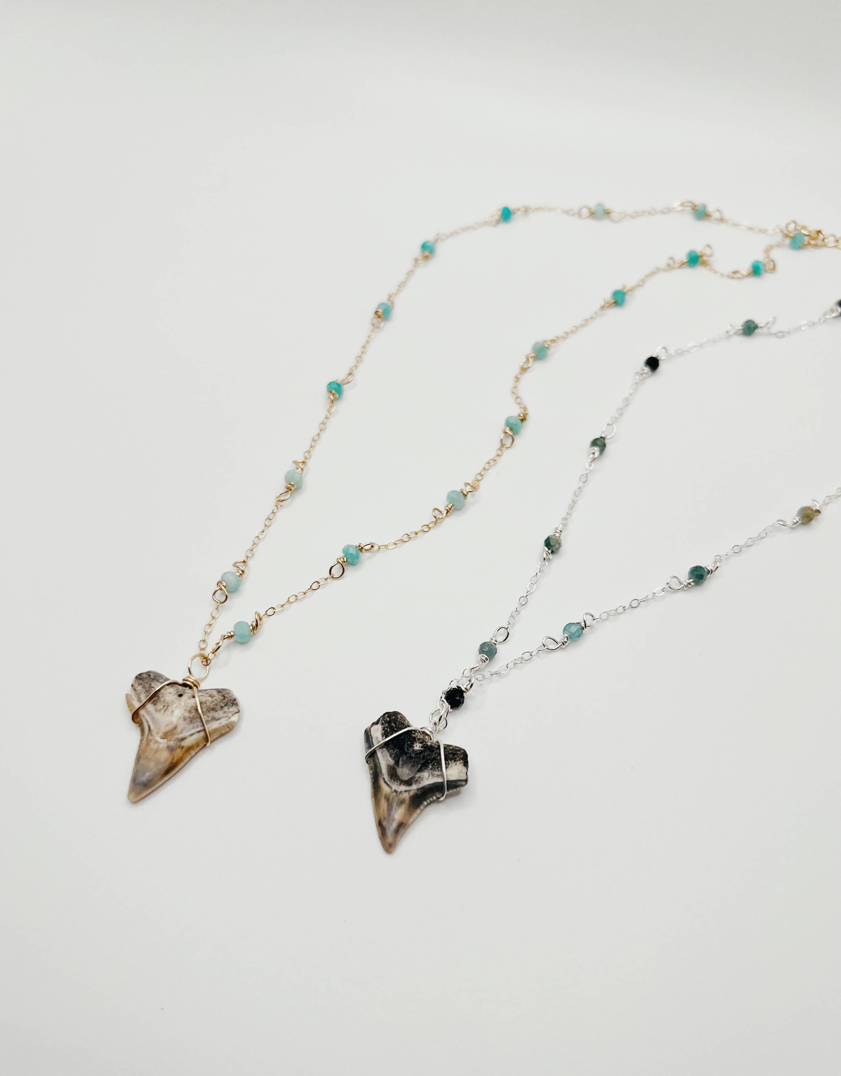 Seastainably Made – Engroshandel Halskæde med vedhæng – Sterling sølv lækker haj tand halskæde med ædelsten Ch4