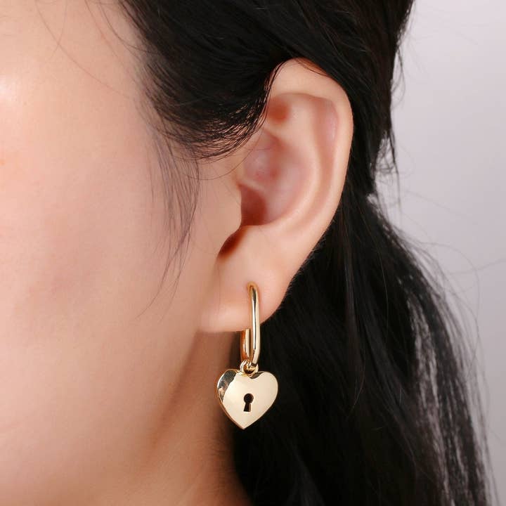 Aim Eternal - Wholesale Hoop Earrings - Lock gold earrings - Padlock hoop earrings - Huggie earrings - Padlock huggie hoops - Gold key hoops - key earrings Q-1841