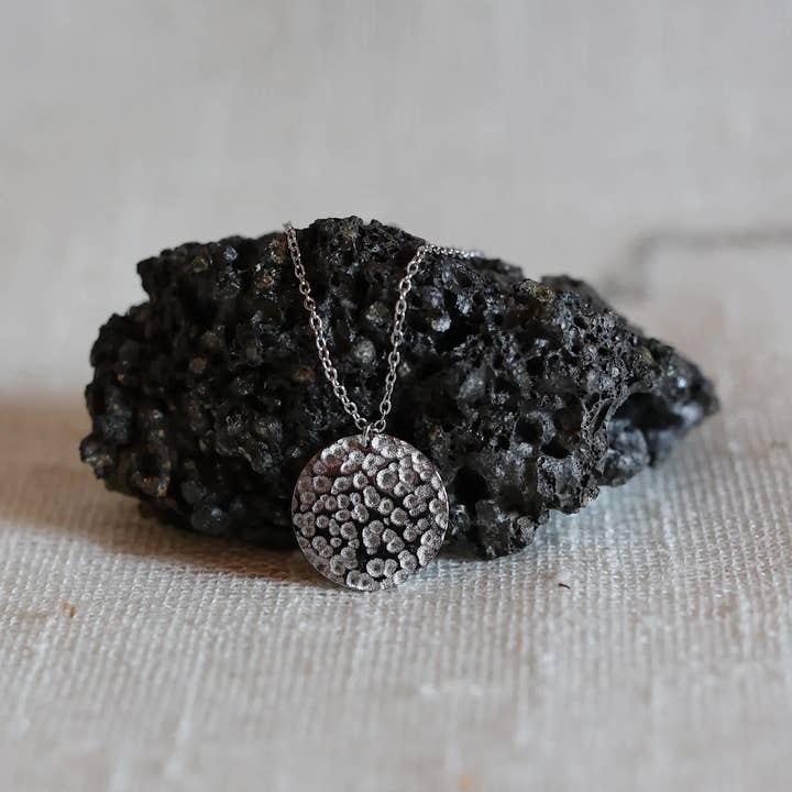 Halskette mit gehämmertem Medaillon - Renaissance - Silber für den Großhandel von Visée Bijoux