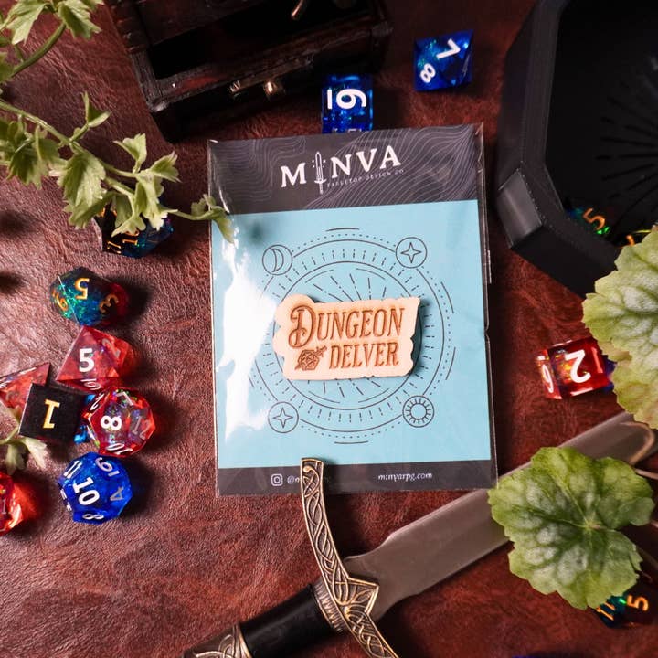 Minva Tabletop Design Co – Großhandel Anstecker/Button – Holznadel „Dungeon Delver“3