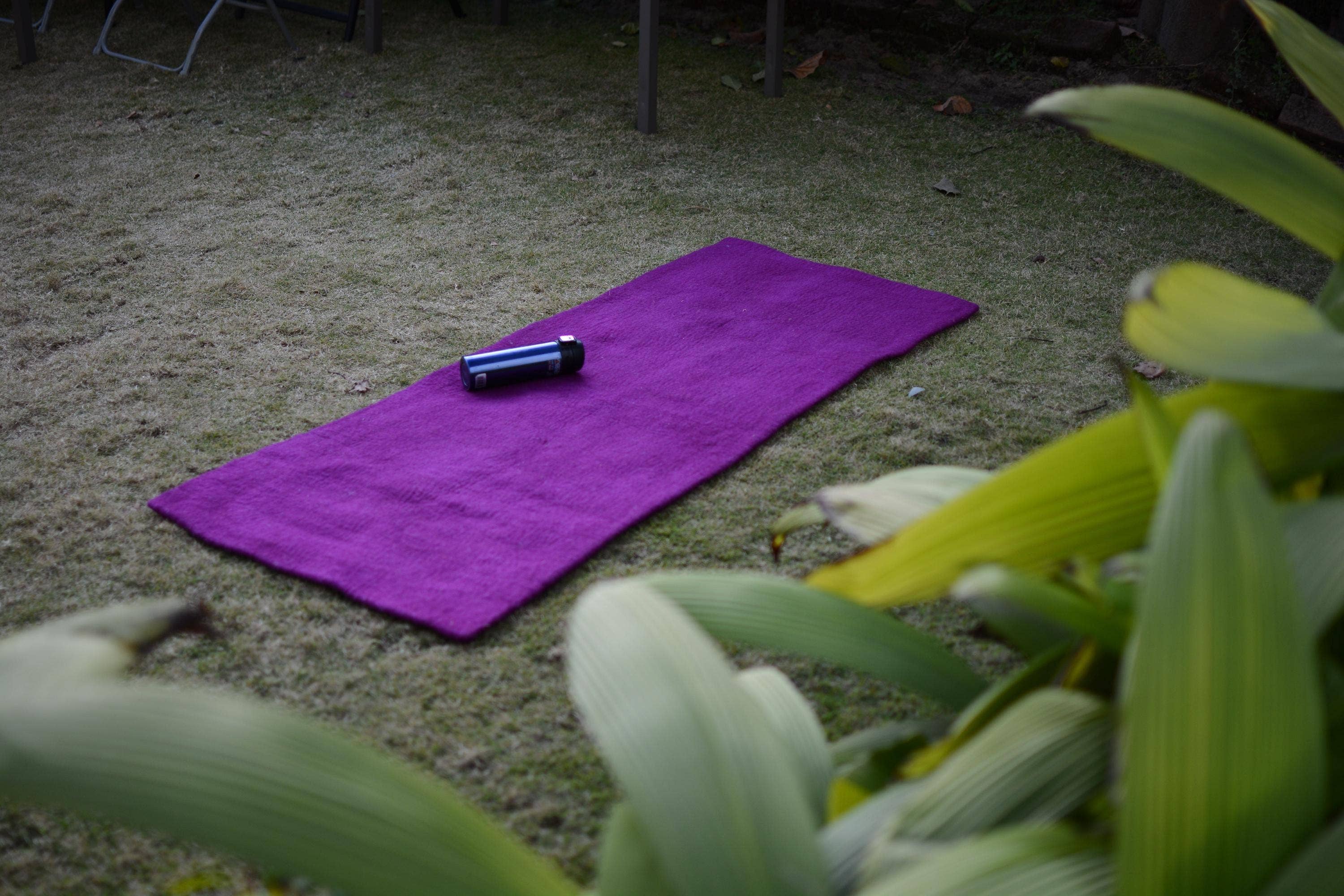 Woollyfelt - Vente Tapis de yoga - Tapis de yoga en laine feutrée fait main : antidérapant et pliable3