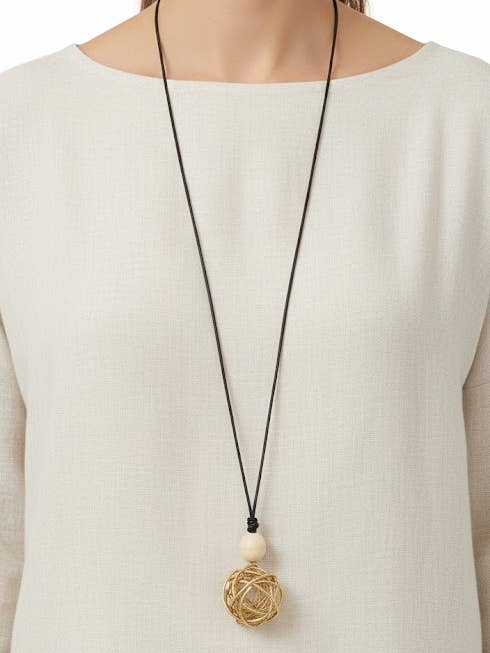 AMUNEL pour la vente par Escape from Paris