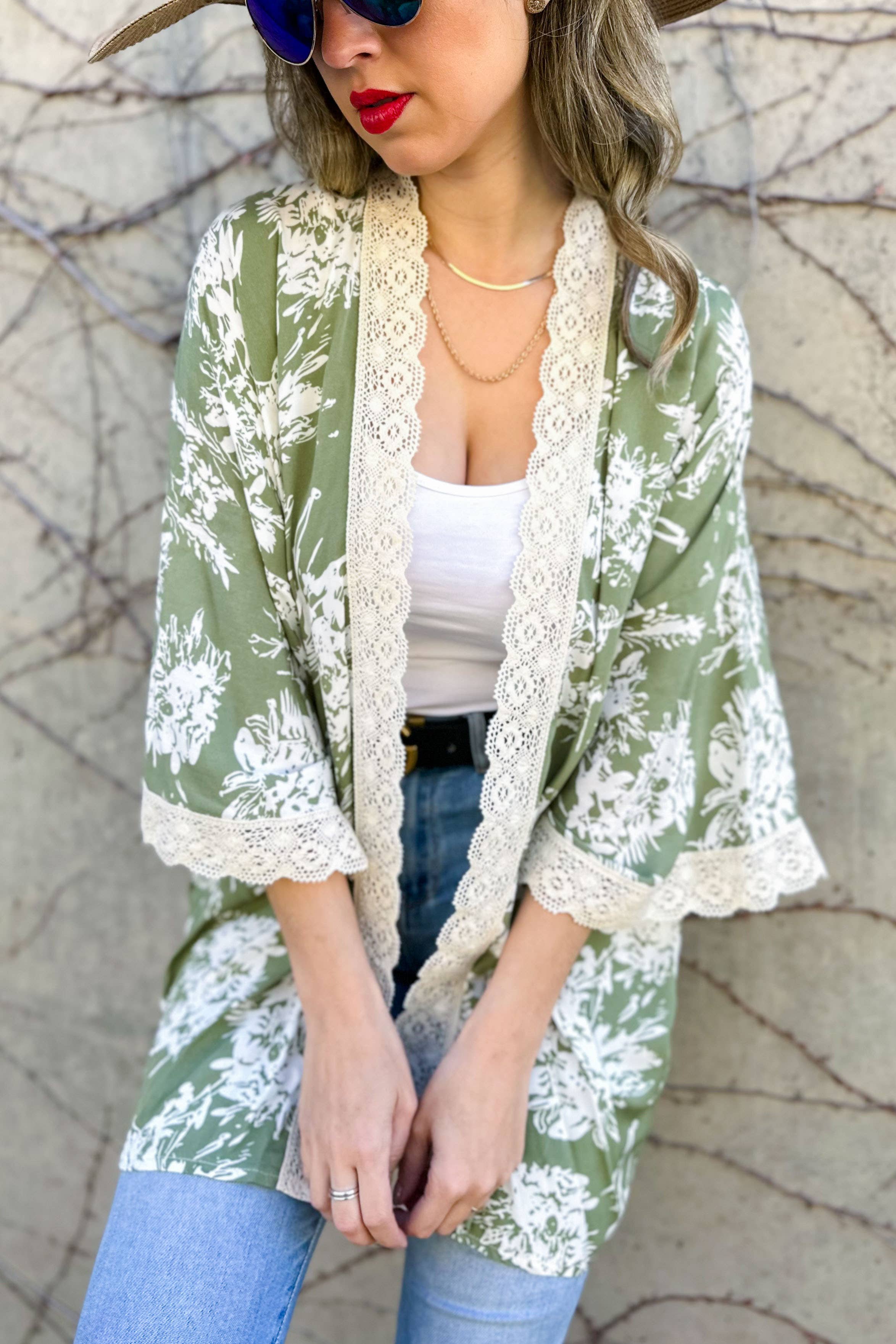 Olive Kimono Cardigan com Estampa Floral Oliva e Detalhe em Renda 3/4 para venda a revendedores na Faire1