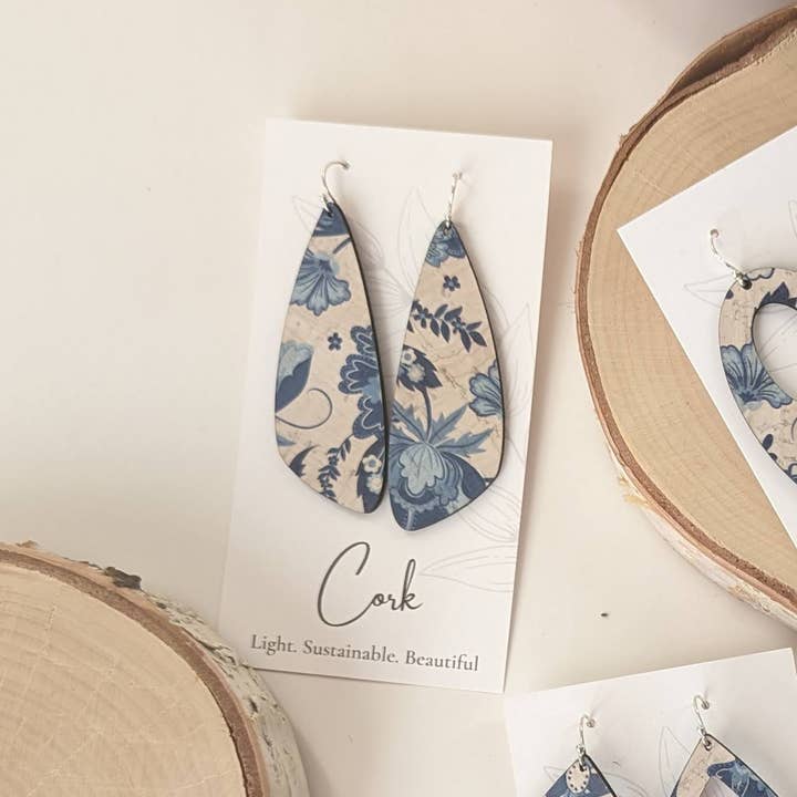 Hello Lovely Cork Co. - Wholesale Hangende/ronde oorbellen - Blauw-witte bloemige kurk oorbellen - Grote vleugel2