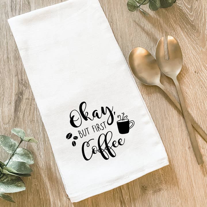 Lissi Designs – Engroshandel Viskestykke – Okay, men først kaffe - bomuldshåndklæde
