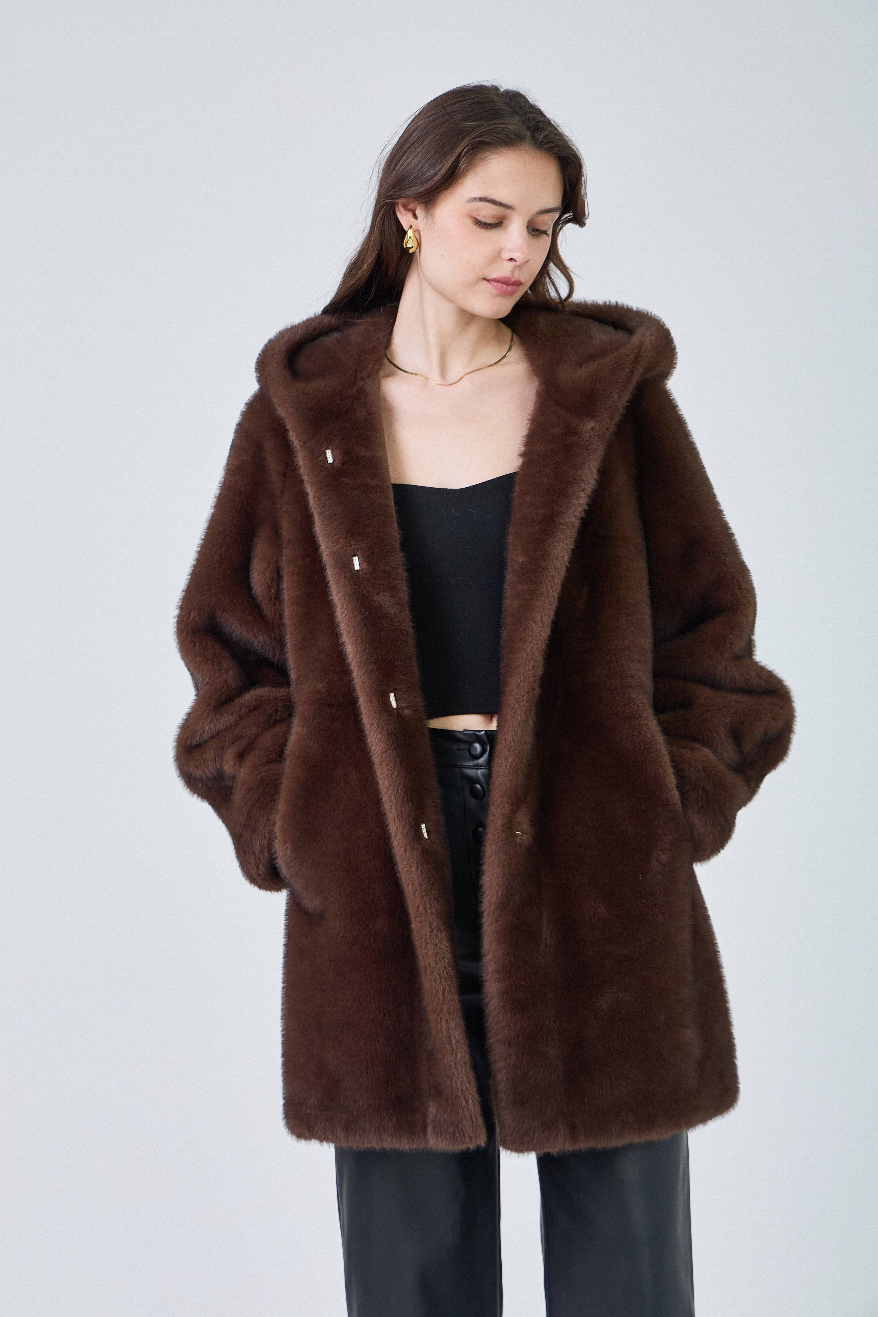 Giovanni Paris – wholesale Päls/fuskpäls - Dam – Lisa's kappa i midjelång fuskpäls med huva och dragsko i midjan18