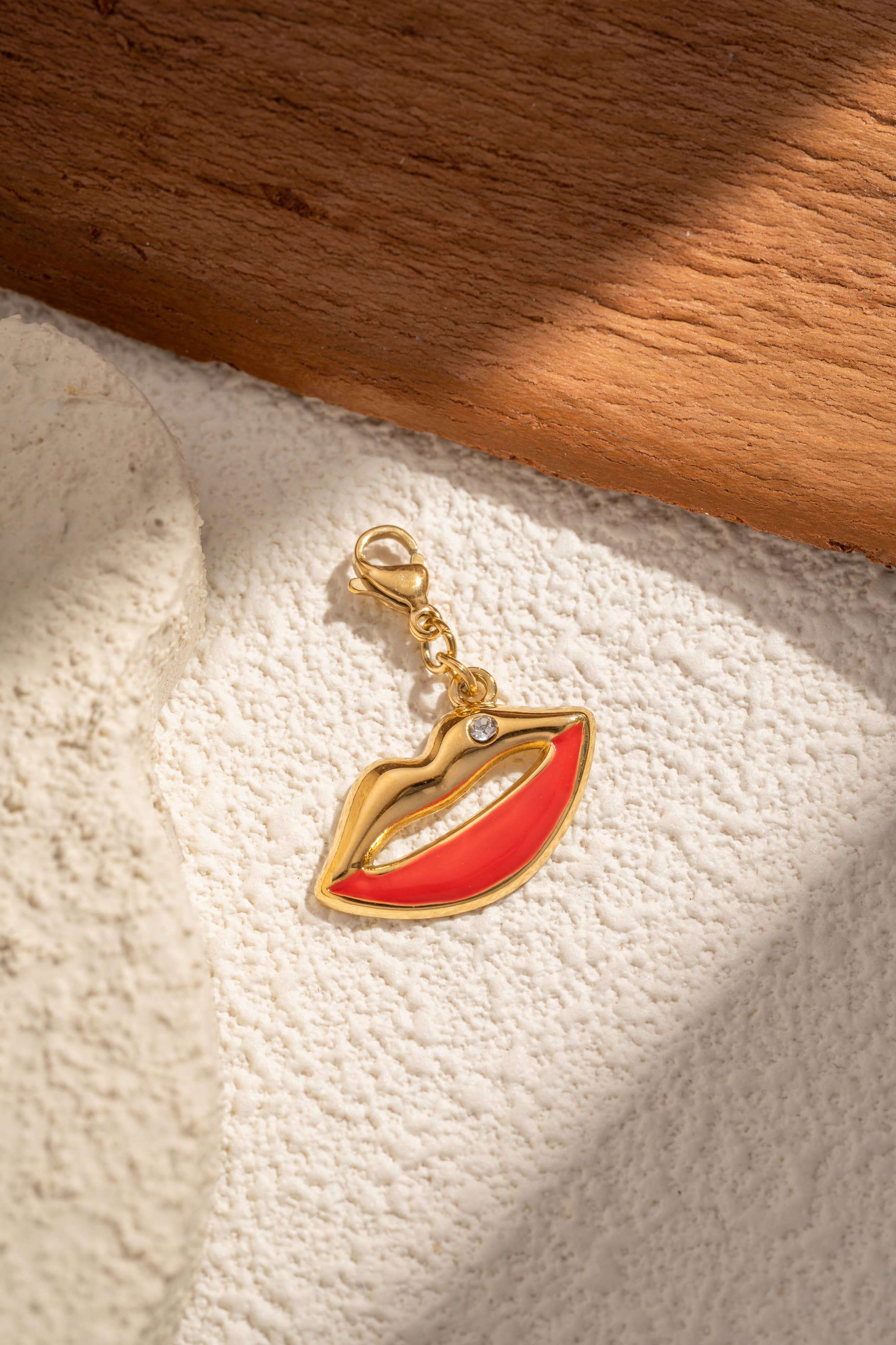 COSMOS - Wholesale Individual Charm/Pendant - Red lips charm gold pendant in stainless steel1