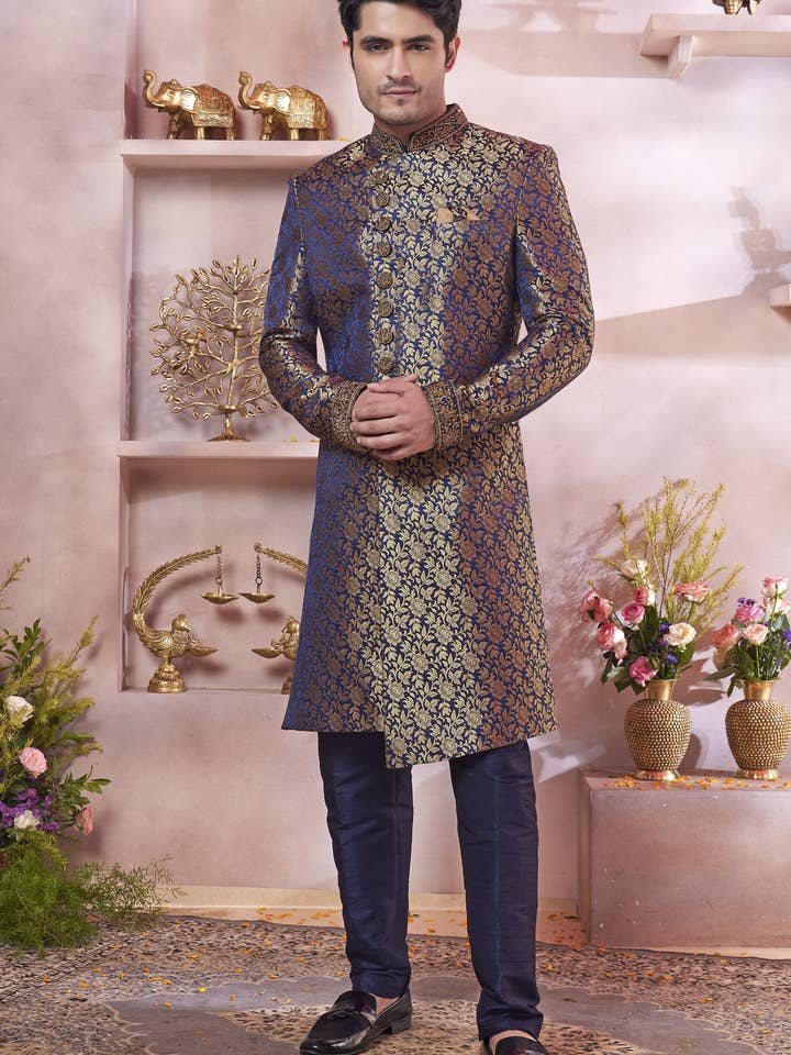 Traje de Sherwani Tradicional Indo Occidental de Seda Banarasi Azul Marino Kurta Larga y Pantalón para Hombre para Boda - Trabajo de Jacquard, Trabajo de Bordado para venta al por mayor de HATKE BRIDE