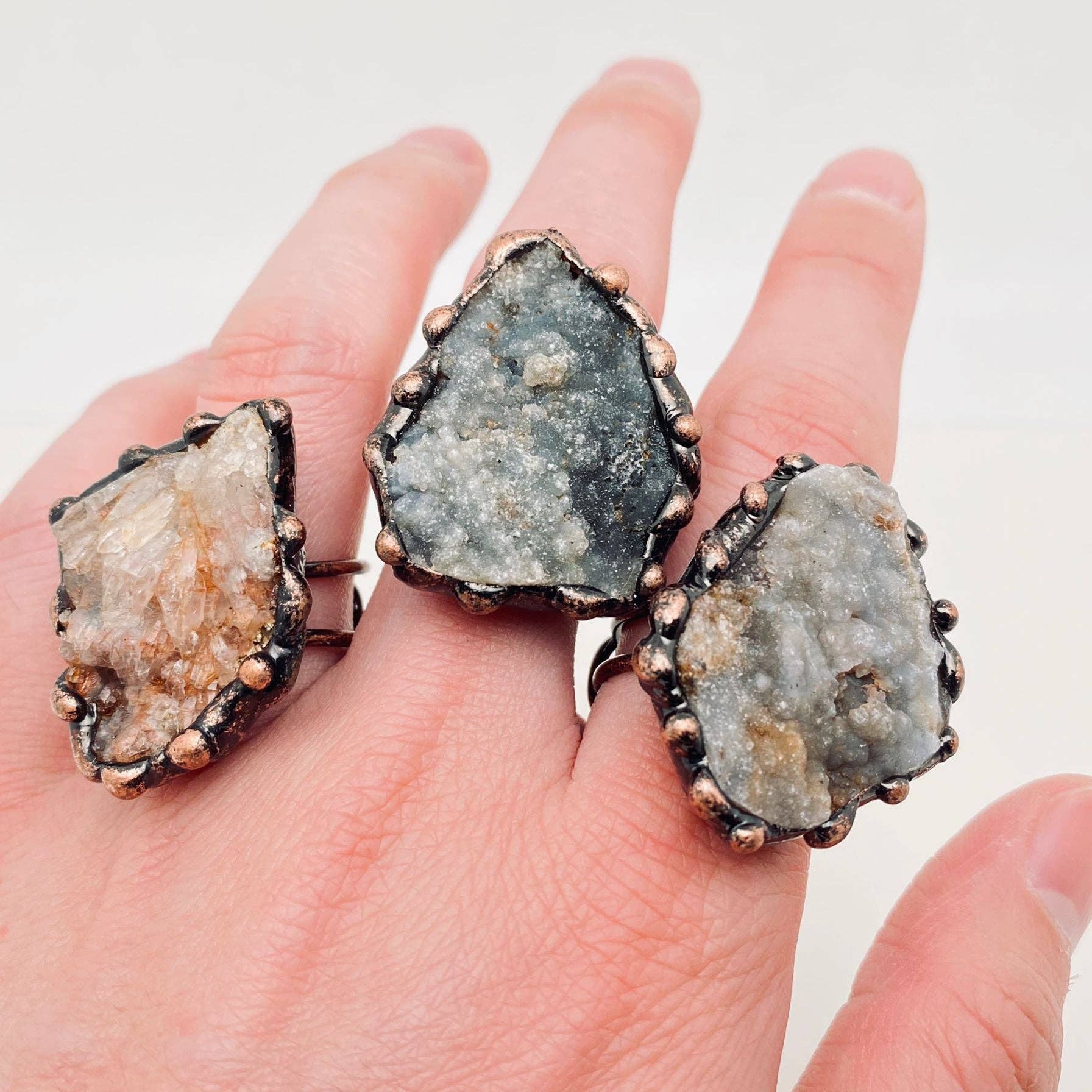 Tilfældig størrelse og farve Uregelmæssig naturlig agat ru sten justerbar ring - CS for engroshandel på Faire4