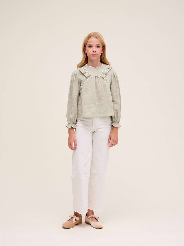 Grøn pigebluse i musselin med puffærmer for engroshandel hos Dadati