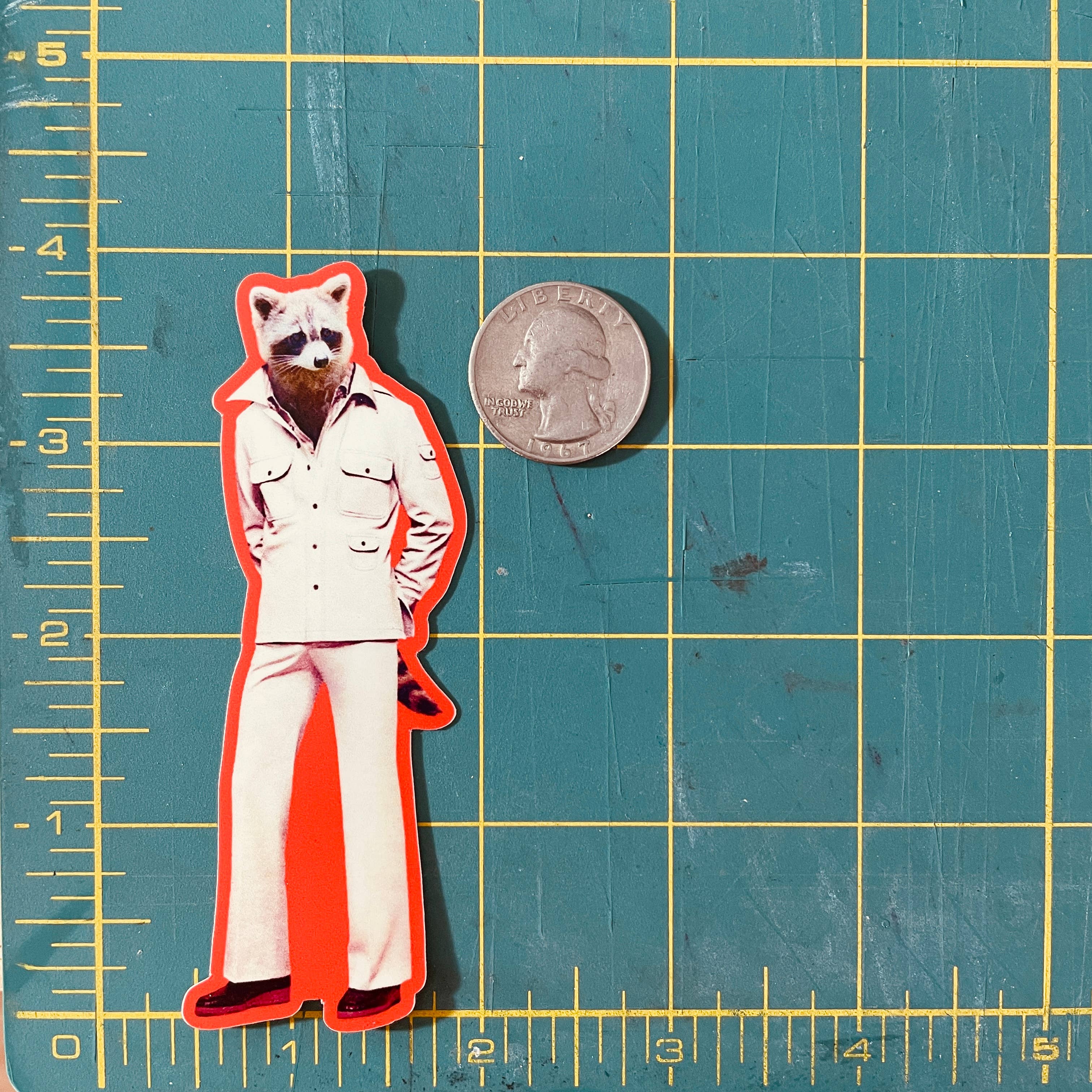 Colossal Sanders – Großhandel Aufkleber – Lustiger Tieraufkleber Waschbären-Freizeitanzug1