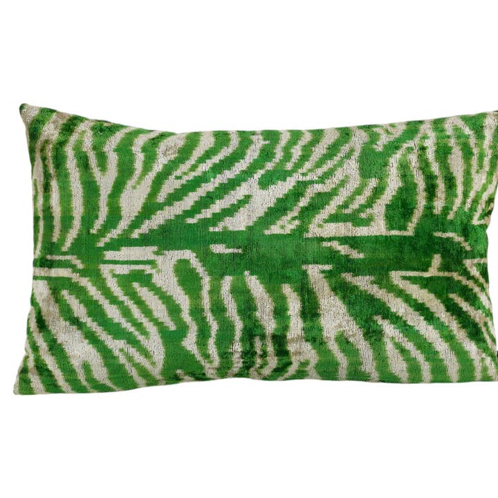 Fodera per cuscino in velluto seta Ikat – Zebra verde e crema per la vendita all'ingrosso da parte di Vintage Pillows Store