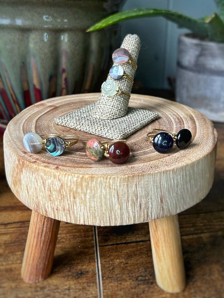 Anello in ottone con pietre preziose per la vendita all'ingrosso da parte di Celestial Dream Gems