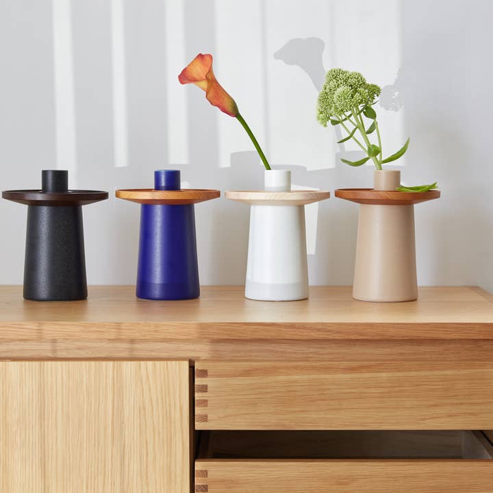 hanauke Vase aus Porzellan mit Holztablett, 17 cm für den Großhandel von KIKIME