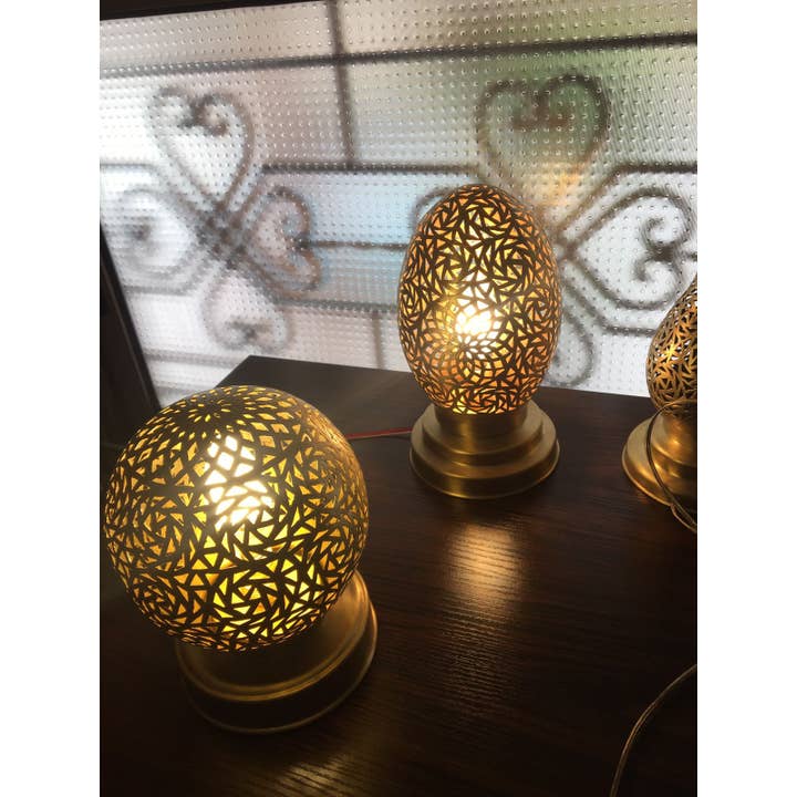 marrakeshop – Engroshandel Skrivebordslampe – Marokkansk håndlavet rund bordlampe i graveret messing4