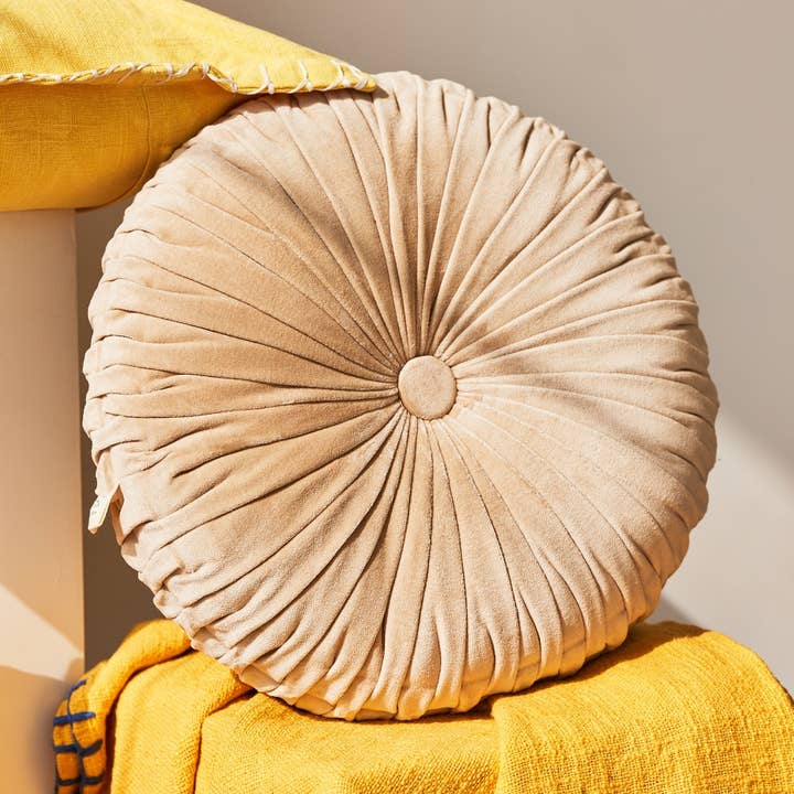 Coussin rond en velours fait main Biscotti, 16 pouces pour la vente par Casa Amarosa