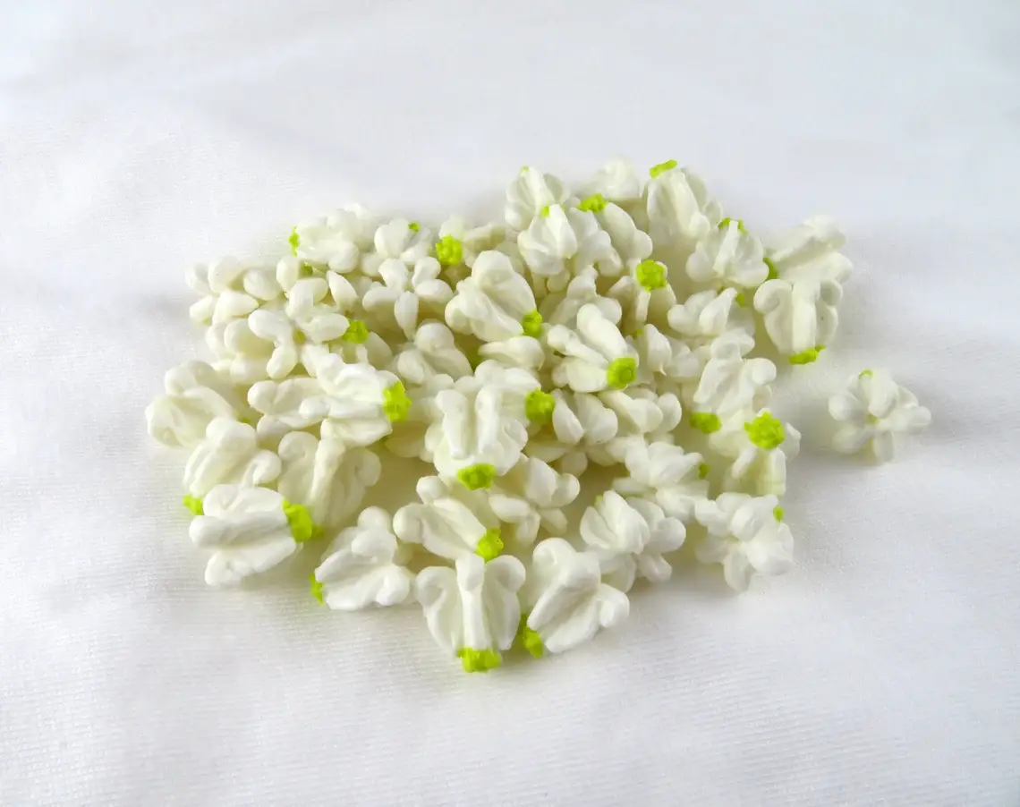 OpalHaus - Venta al por mayor Cuentas - Flores de arcilla Crown Flower, flores de arcilla blanca, hechas a mano3