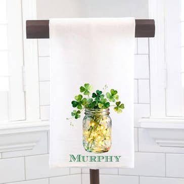 Pot de Trèfle, Serviette à Thé en Tissu de Farine pour la Saint-Patrick - Cadeau d'Hôtesse - Cadeau de Pendaison de Crémaillère - Personnalisé pour la vente par Moman Sales, Inc.