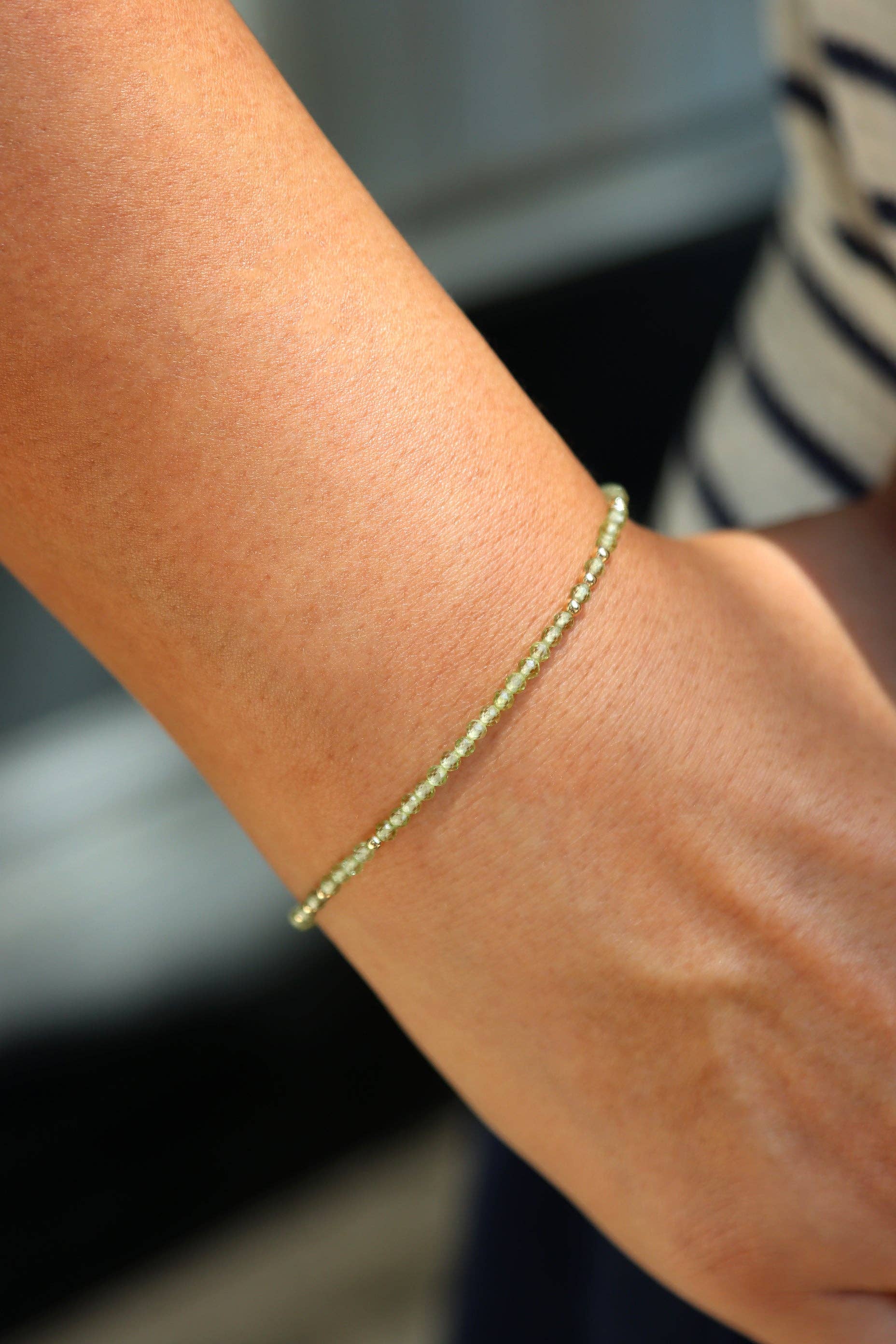 Mickey Lynn – Großhandel Armband mit Charms/Anhängern – Peridot-Charme-Armband1