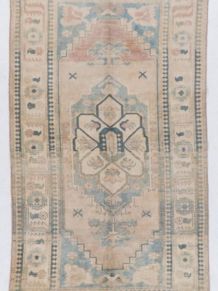 4,4x8 Ft Vintage turkisk Oushak-matta i blekt rosa och blått för wholesale av Rug Specialist LLC.