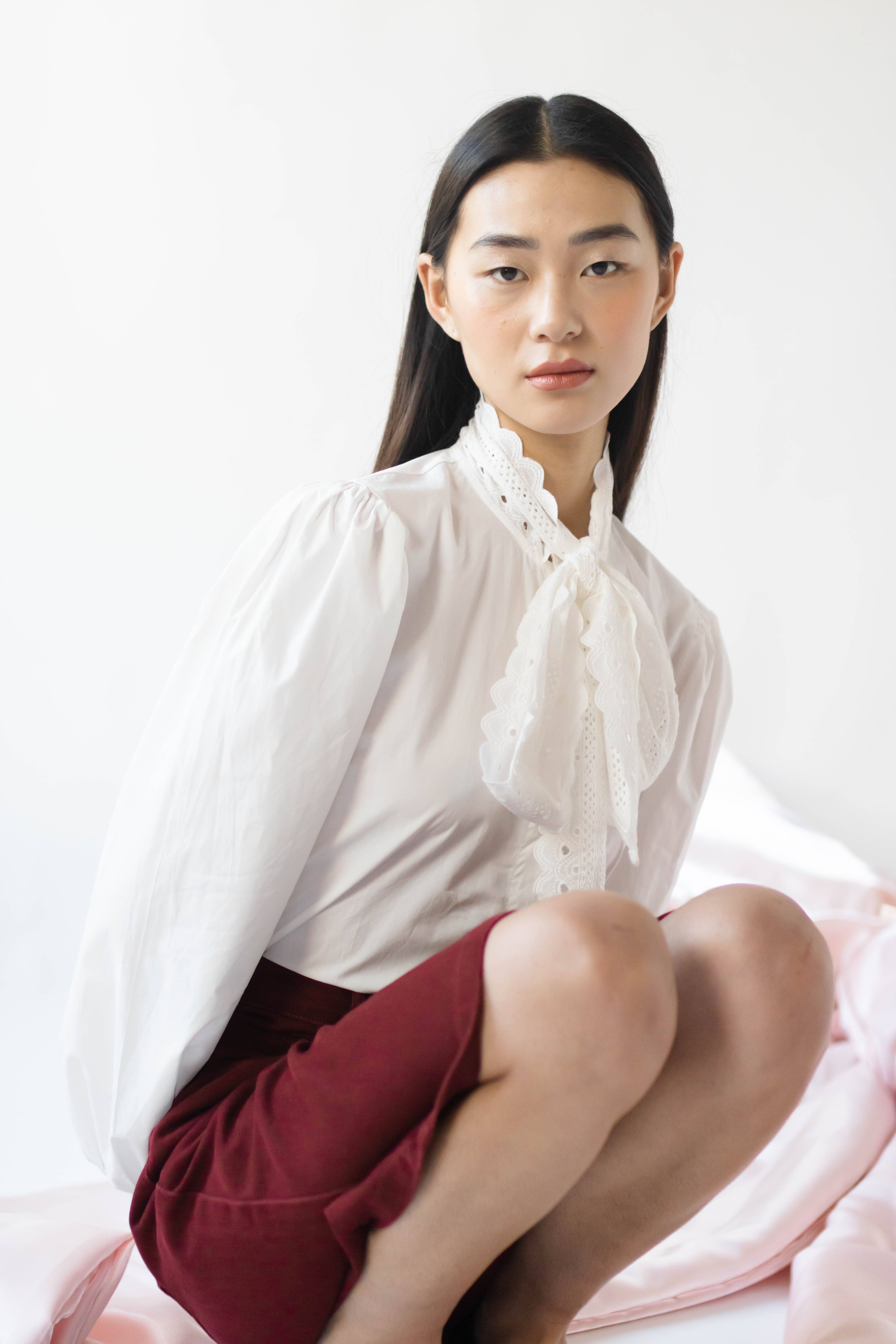 Vit 31950 BLOUSE MED LAVALLIEREKRAGE för wholesale på Faire0