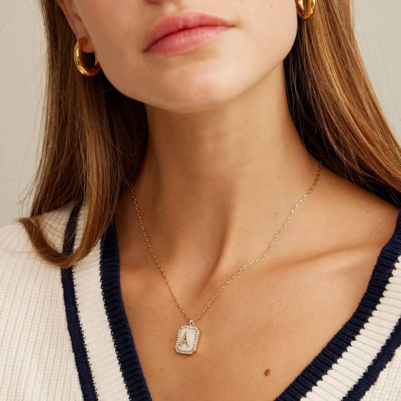 16 ACTIFS Lot de 16 colliers courts à breloques Initial Shell en vente sur Faire1