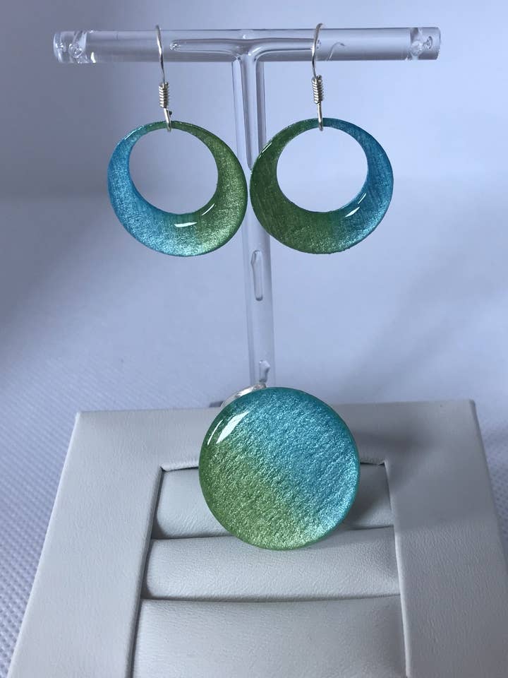 Parure dégradé bleu/vert bague + boucles d'oreilles ajourées pour la vente par La Chaumière à Bijoux