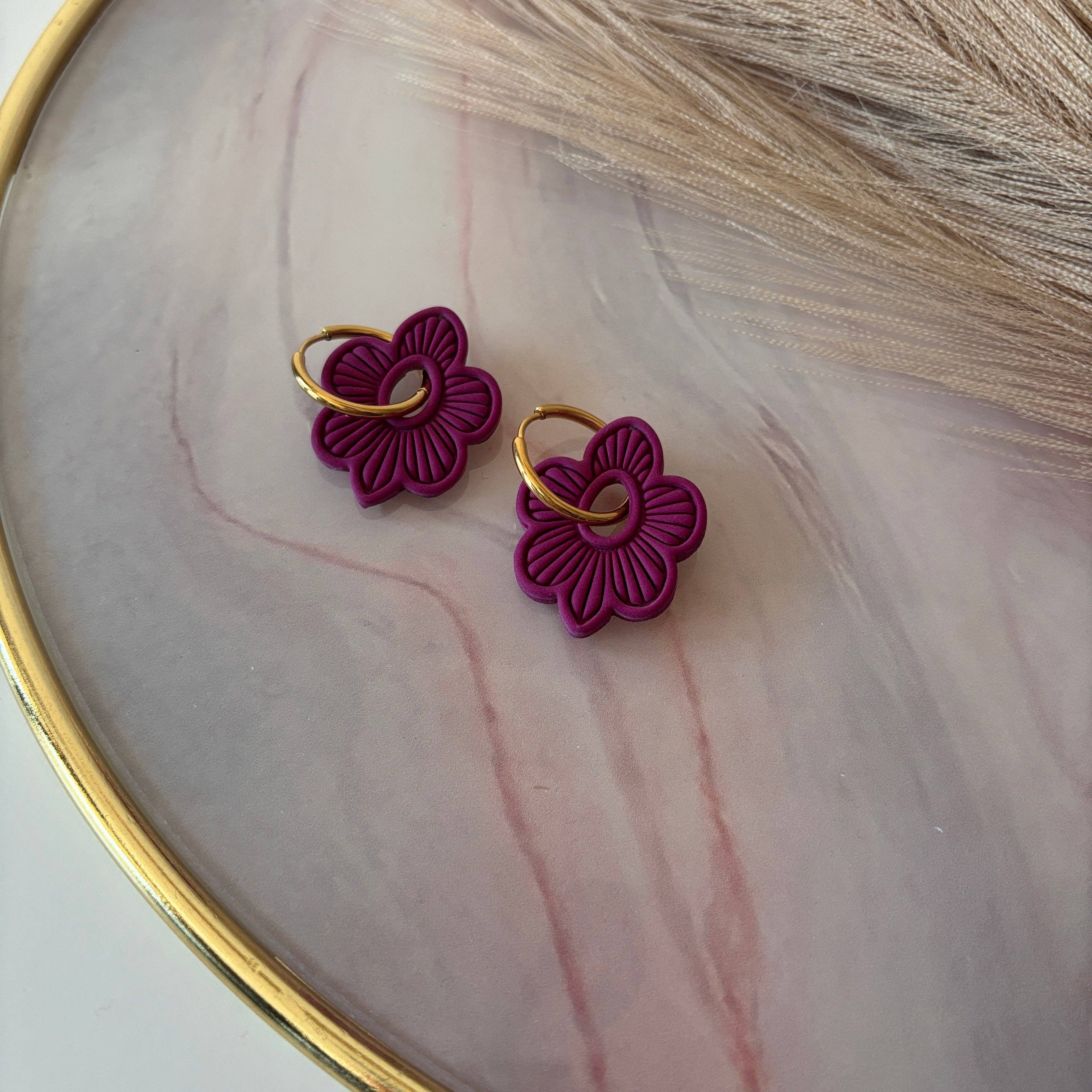 DUESTELLE ITALIA - Wholesale Dangle Earrings - Amaia - Hoop earrings with 18K gold-plated flower charm2