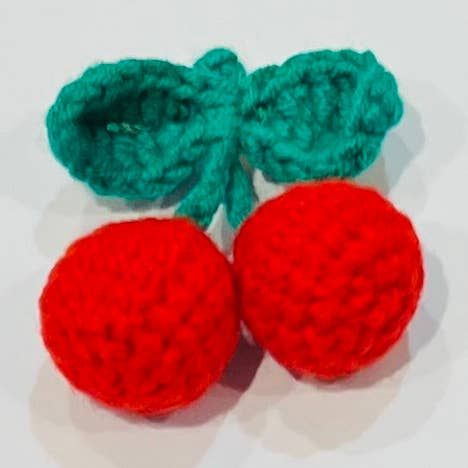 Gehäkelte Wollbrosche rote Kirschen grüne Blätter für den Großhandel von Bijoux 7bis