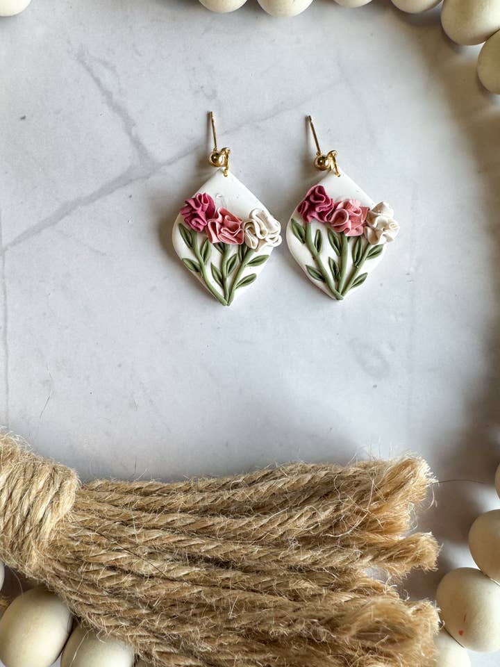 Januari (Anjer) Kleioorbellen voor wholesale door Mountain Made Clay - Handmade Polymer Clay Earrings