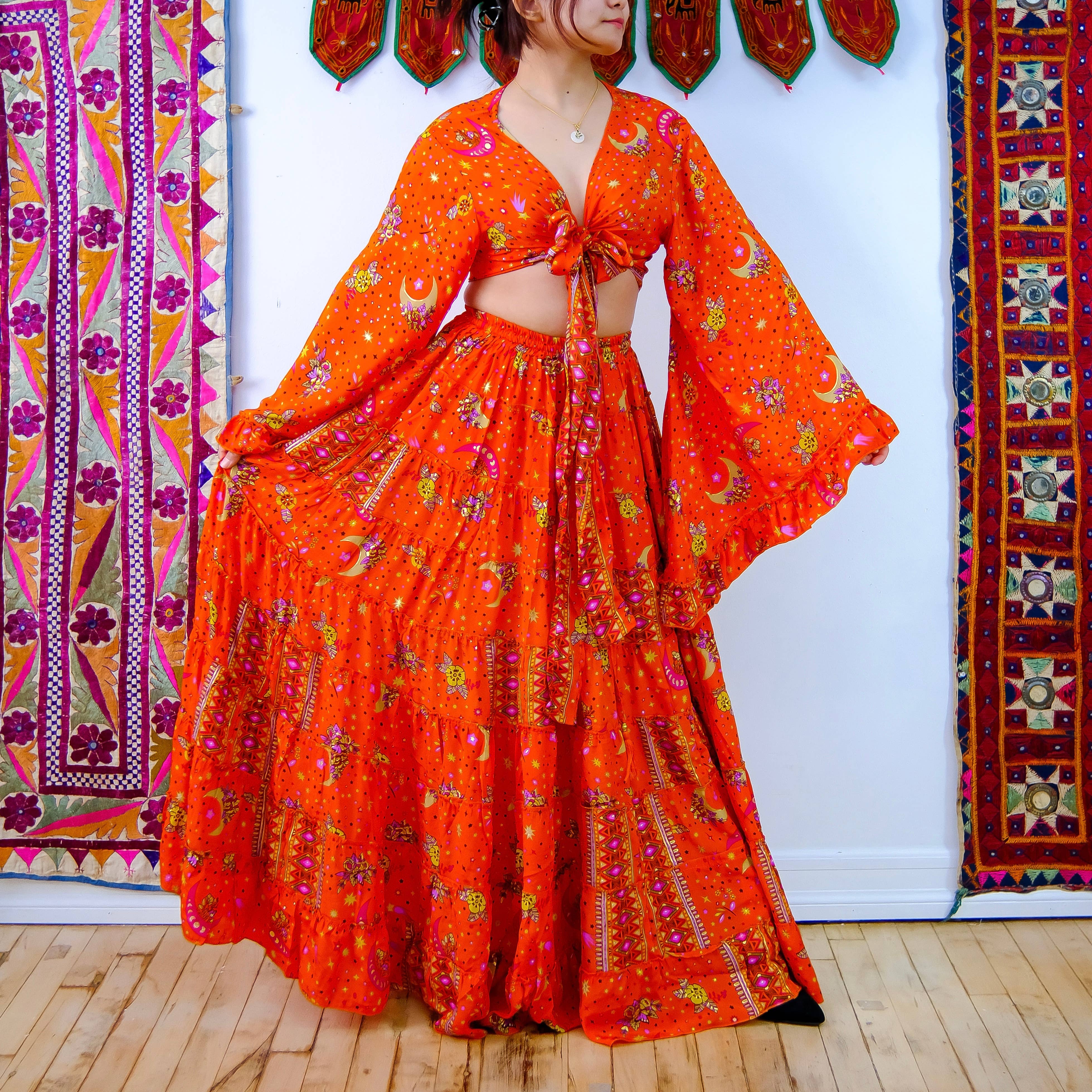 Karma Nepal Crafts – Engroshandel Top- og nederdelsæt - Dame – Flowy Silke Tiered Nederdel Set med Flare ærmet Top4