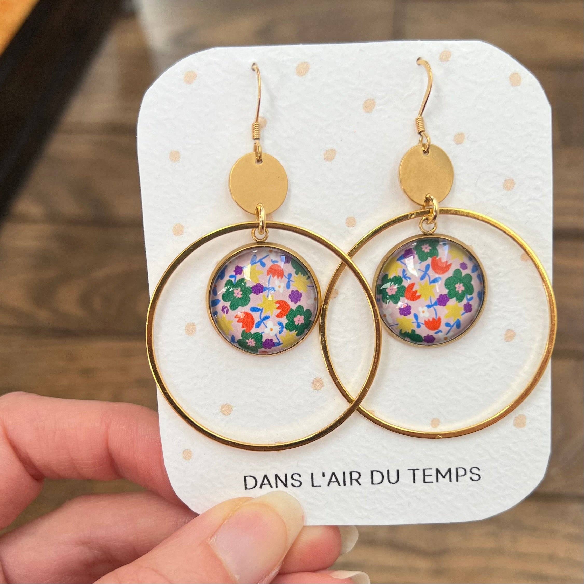 Dans l'Air du Temps Bijoux – Engroshandel Hængeøreringe og creoløreringe – Lyserøde multifarvede blomstrede øreringe med ringe, guldfinish eller sølvfinish3