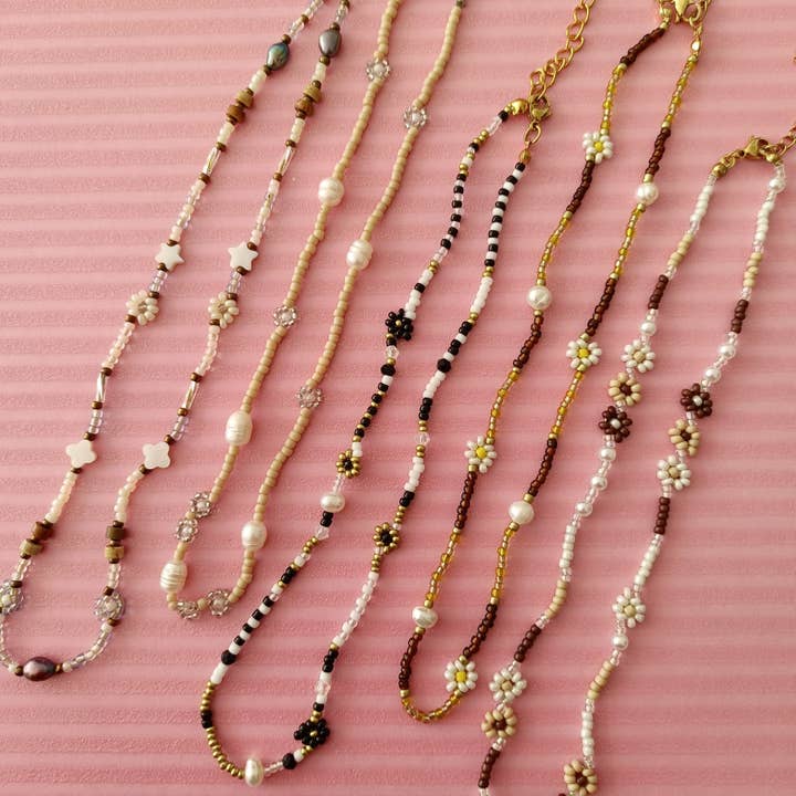 Collares Florales de Cuentas Hechos a Mano – Elegantes en Tonos Neutros for wholesale by Kolorya