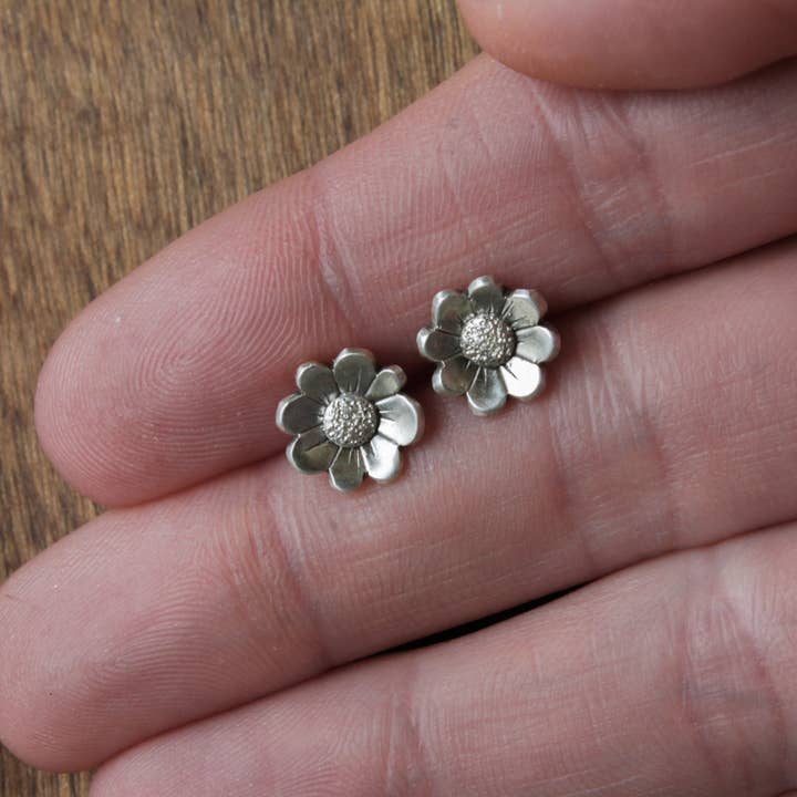 Daisy Stud Ohrstecker | 925er-Sterlingsilber für den Großhandel von Heather Louise Jewelry