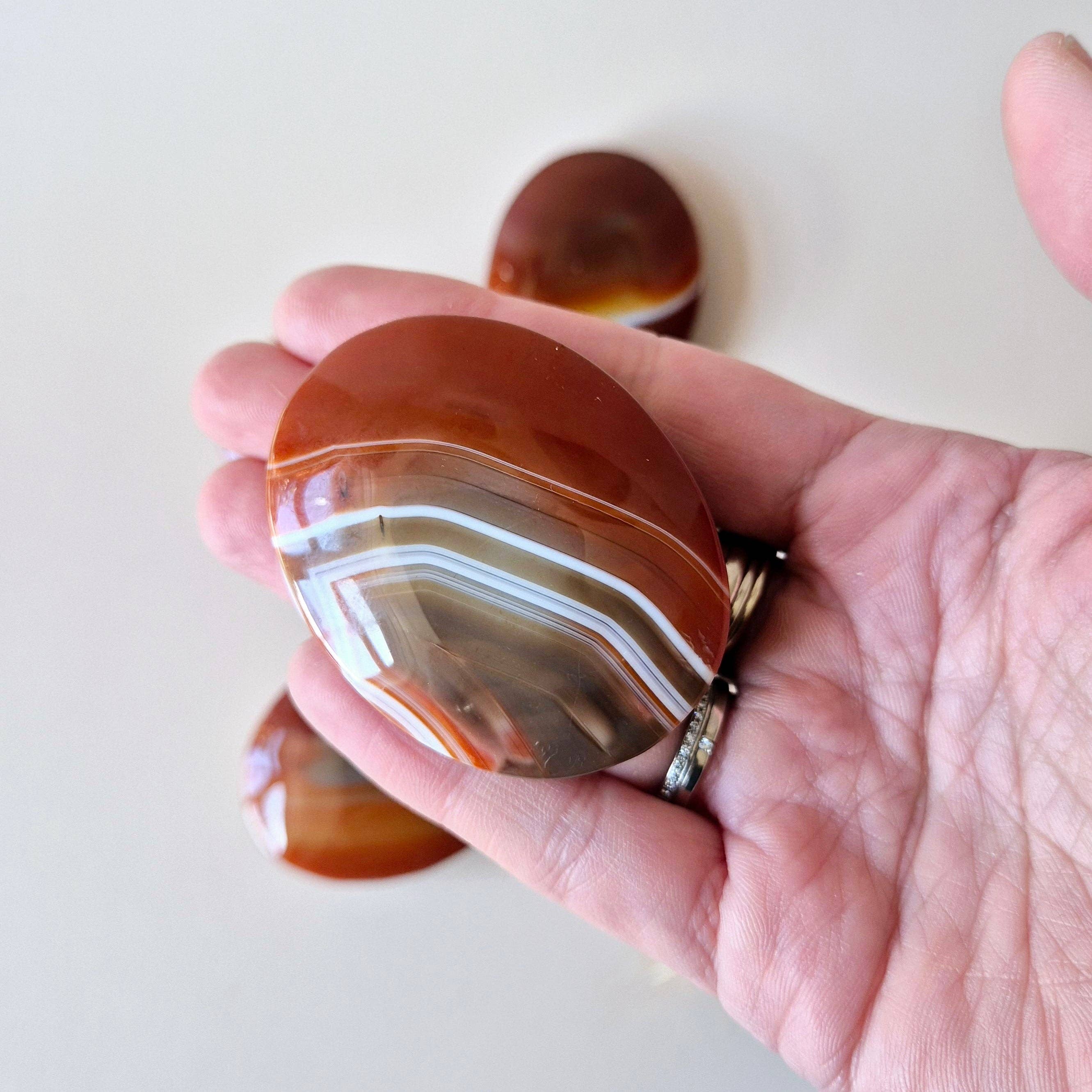 Moonlight Gemstones - Wholesale Spiritual Stone/Crystal - Gemstone Sardonyx Palm Stone (5 cm) – Hand Stone worry stone concern stone1