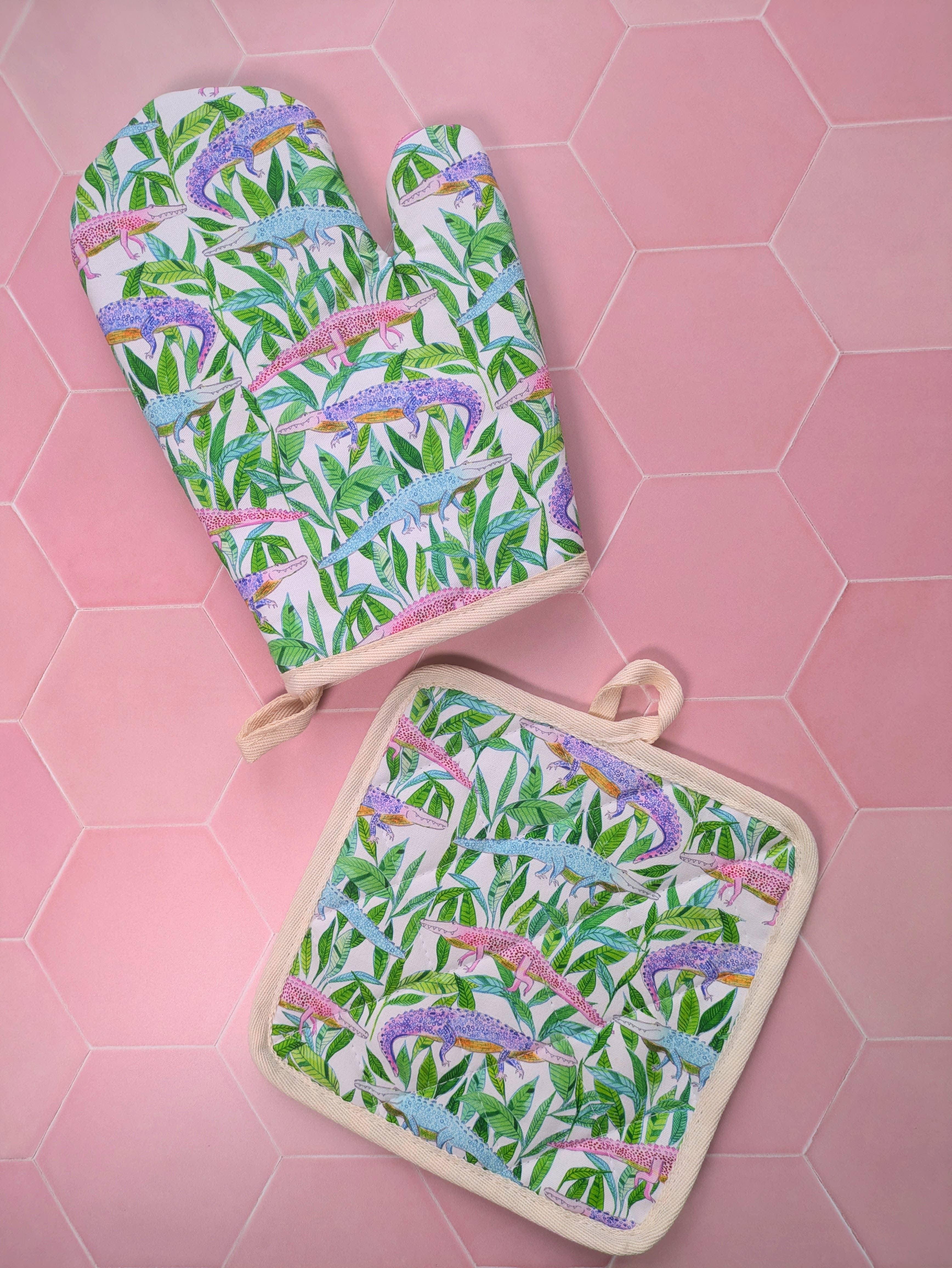 Natalie V. Mason - Wholesale Oven Mitt/Pot Holder - Oven Mitt & Pot Holder Set - Alligators (white)1