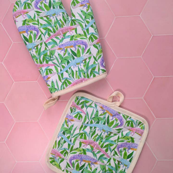 Natalie V. Mason - Wholesale Oven Mitt/Pot Holder - Oven Mitt & Pot Holder Set - Alligators (white)1
