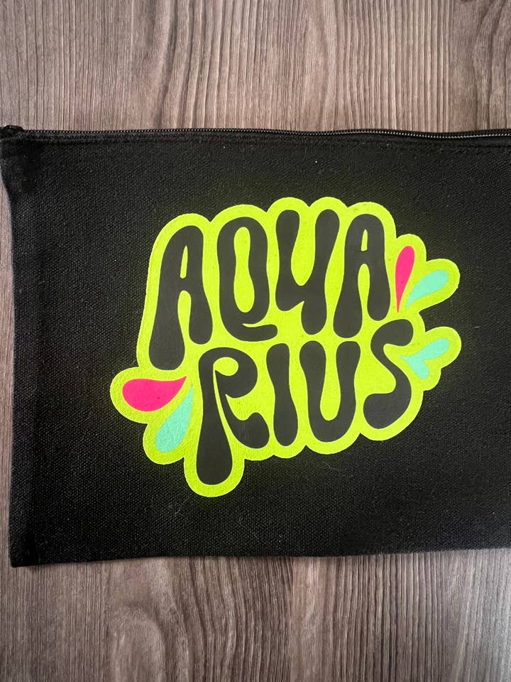 Pochette zippée en toile Aquarius pour la vente par The Little Planet