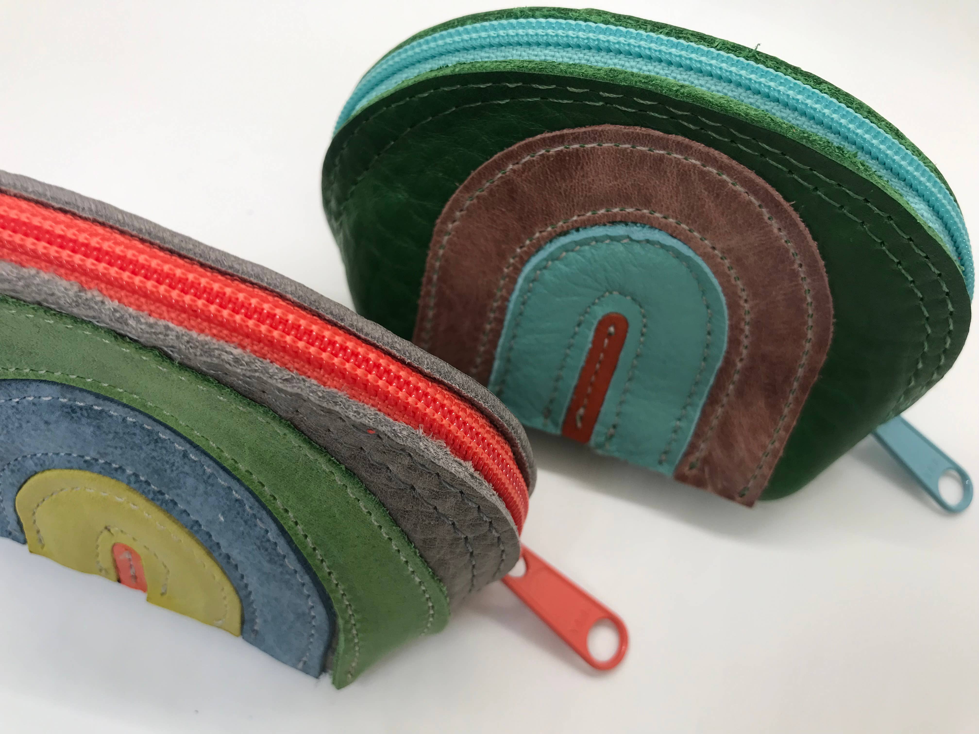 Vicki Jean Leather Design Co. – wholesale Påse - Dam – DJ Pouch Regnbåge Läderapplikation2