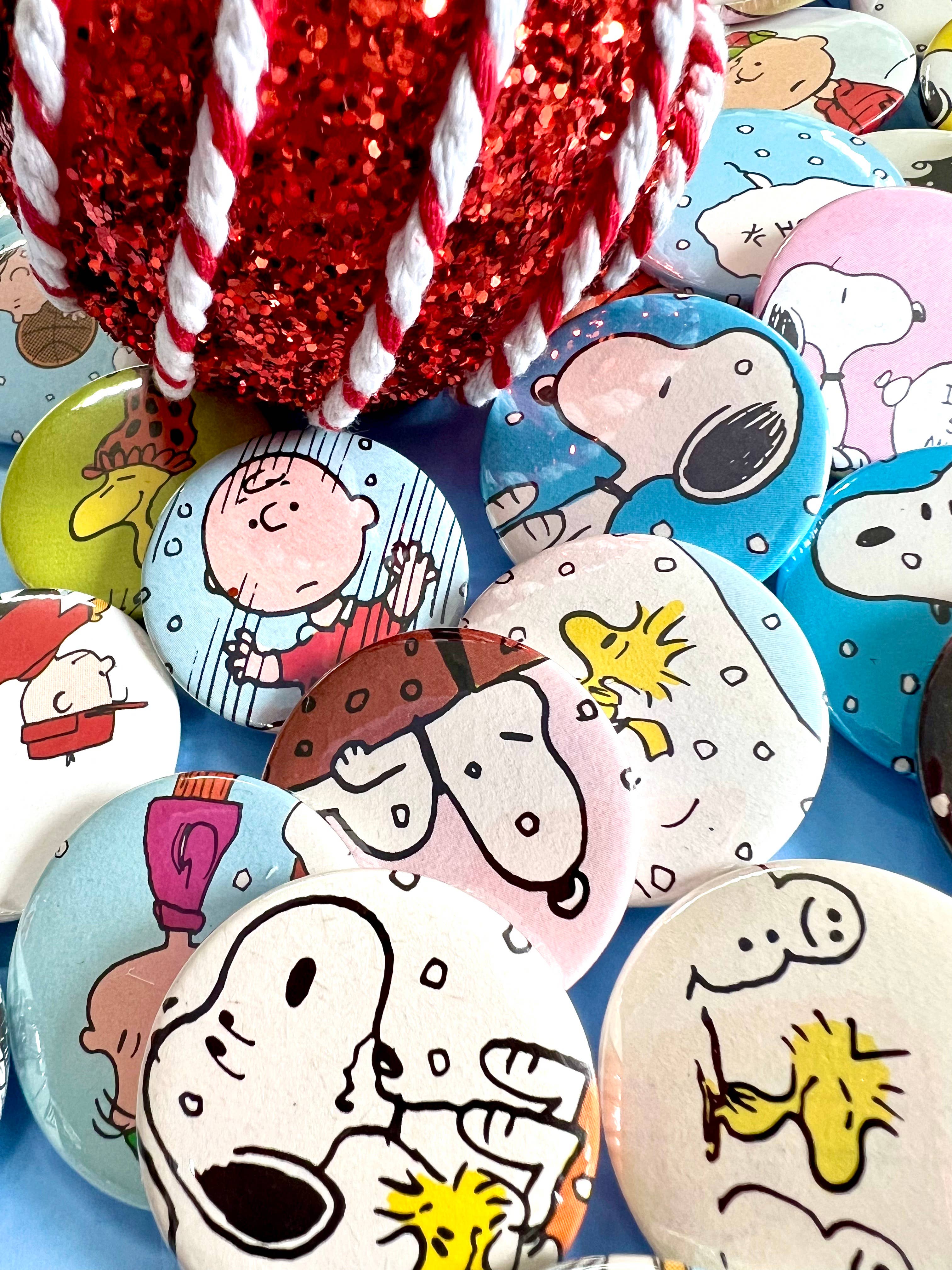 Bite Your Granny – Engroshandel Reversnål/knap – X25 Opcyklede julejordnødder/Snoopy-badgesortiment3