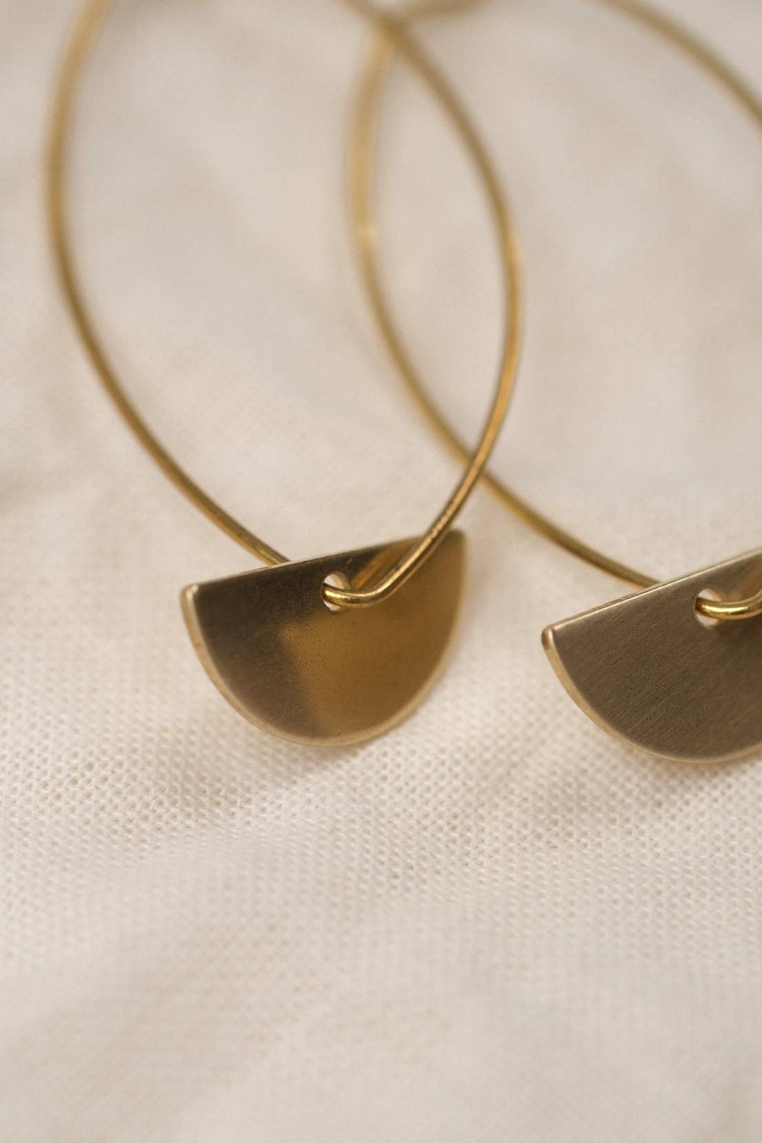 BRASSCAKE Jewelry – Engroshandel Hængeøreringe og creoløreringe – Halvcirkel lange creoler i guld - bæredygtigt messing smykke1