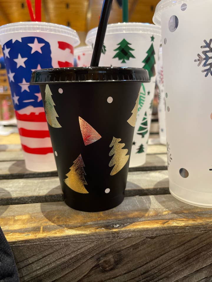 Guld julgran svart plastkopp - liten barnkopp för wholesale av Rose Magnolias