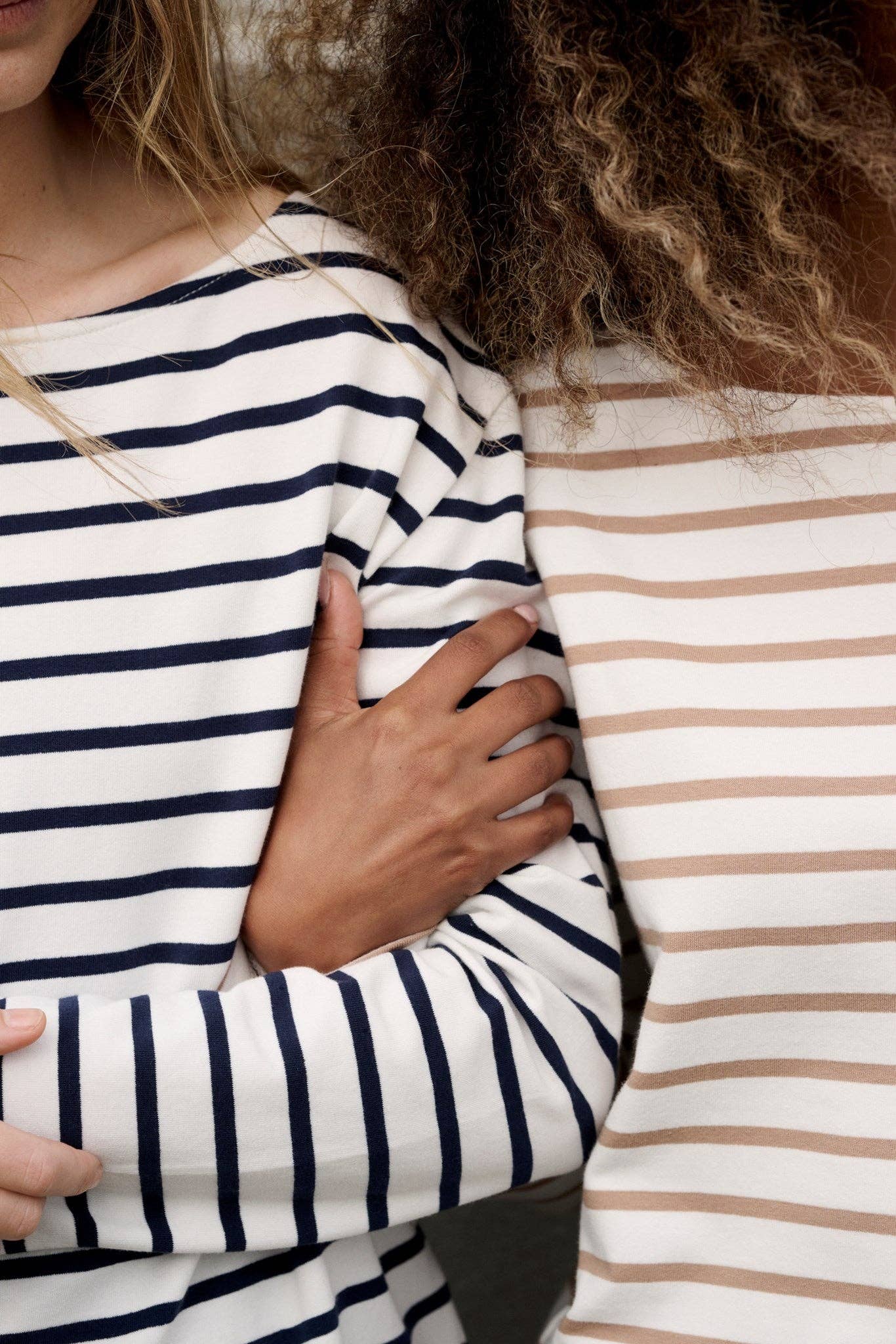 Ecru/Navy Stripe Blessed sweatshirt med ränder - ecru/marinblå för wholesale på Faire6