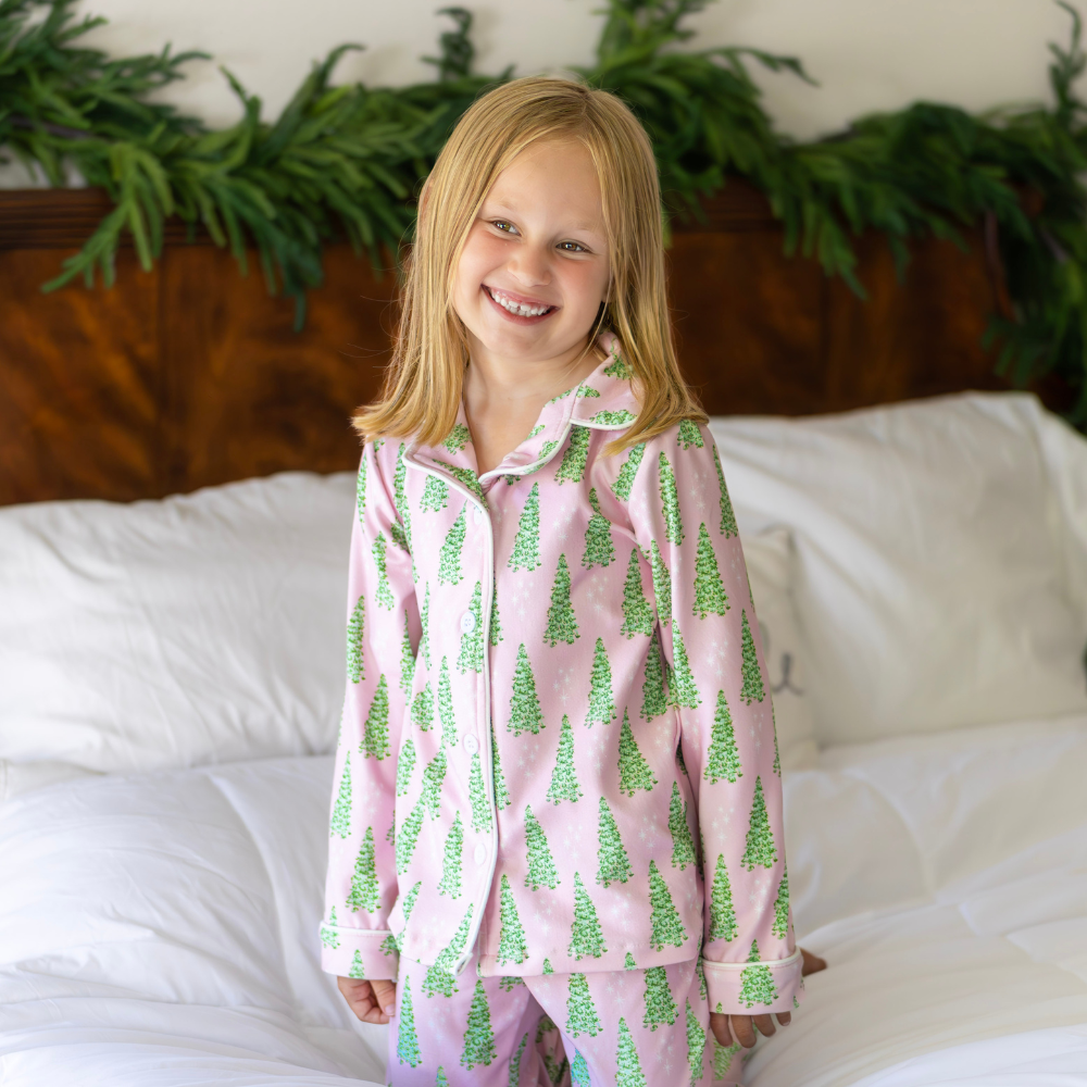Sugar Bee Clothing – wholesale Pyjamasset - Barn – Barn Jul 2025 Pyjamas - Knäppning - Rosa Träd2