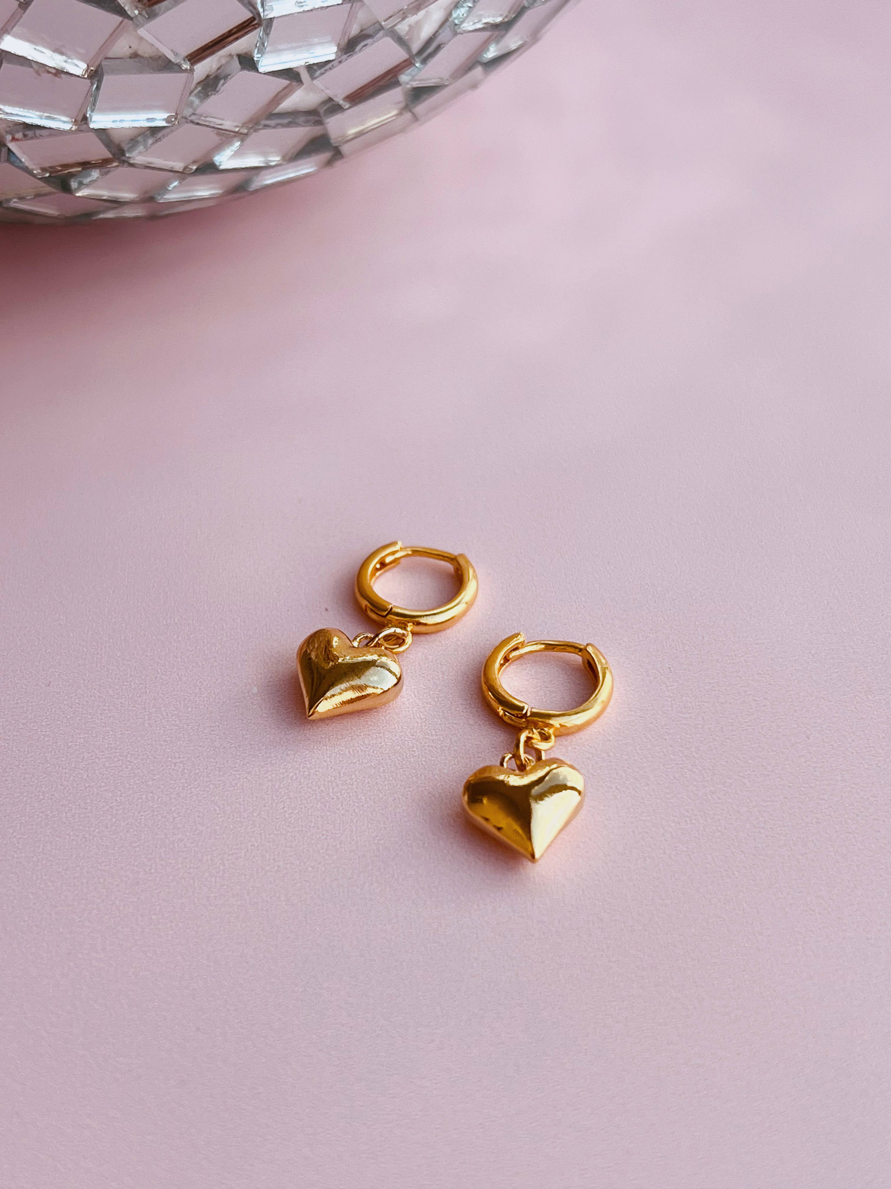 Golden Hour Designs - Vendita all'ingrosso Orecchini a cerchietto - Orecchini Huggie vintage a forma di cuore, per San Valentino, carini e alla moda1