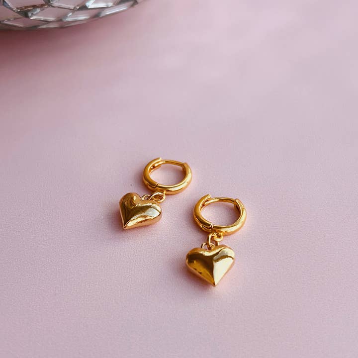 Golden Hour Designs – Großhandel Huggie-Ohrring – Huggie-Ohrringe im Vintage-Stil mit Herzmotiv — Valentinstag, niedlich, trendig1