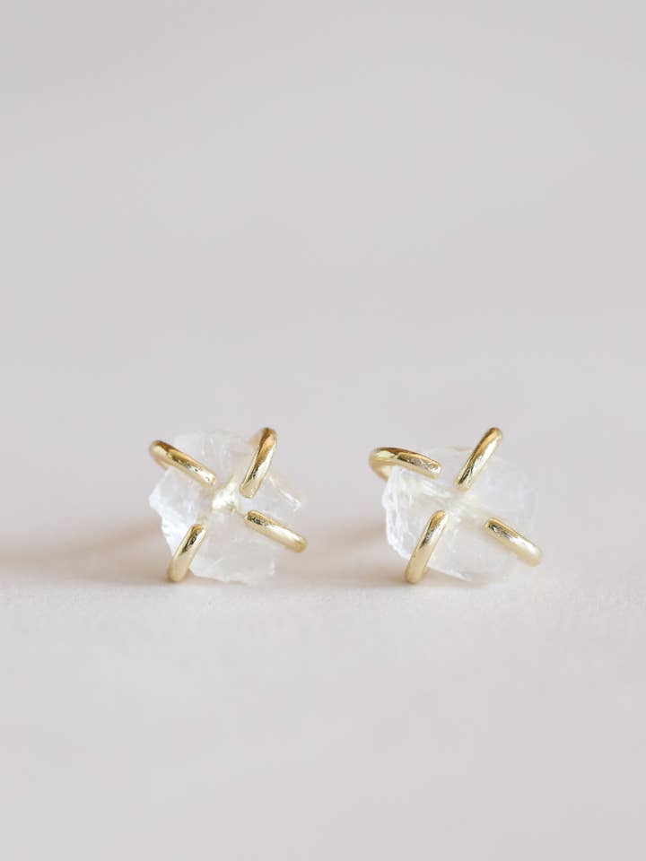 Boucles d'oreilles en or avec griffes en pierre précieuse, quartz transparent pour la vente par JaxKelly