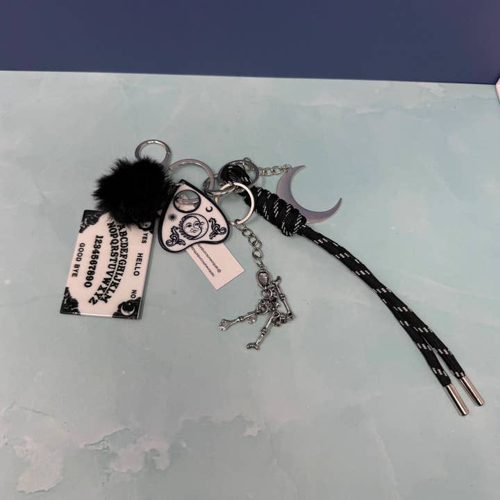 Porte-clés effrayant d'Halloween avec squelettes, lune et breloques Ouija pour la vente par Rainbow Unicorn Birthday Surprise
