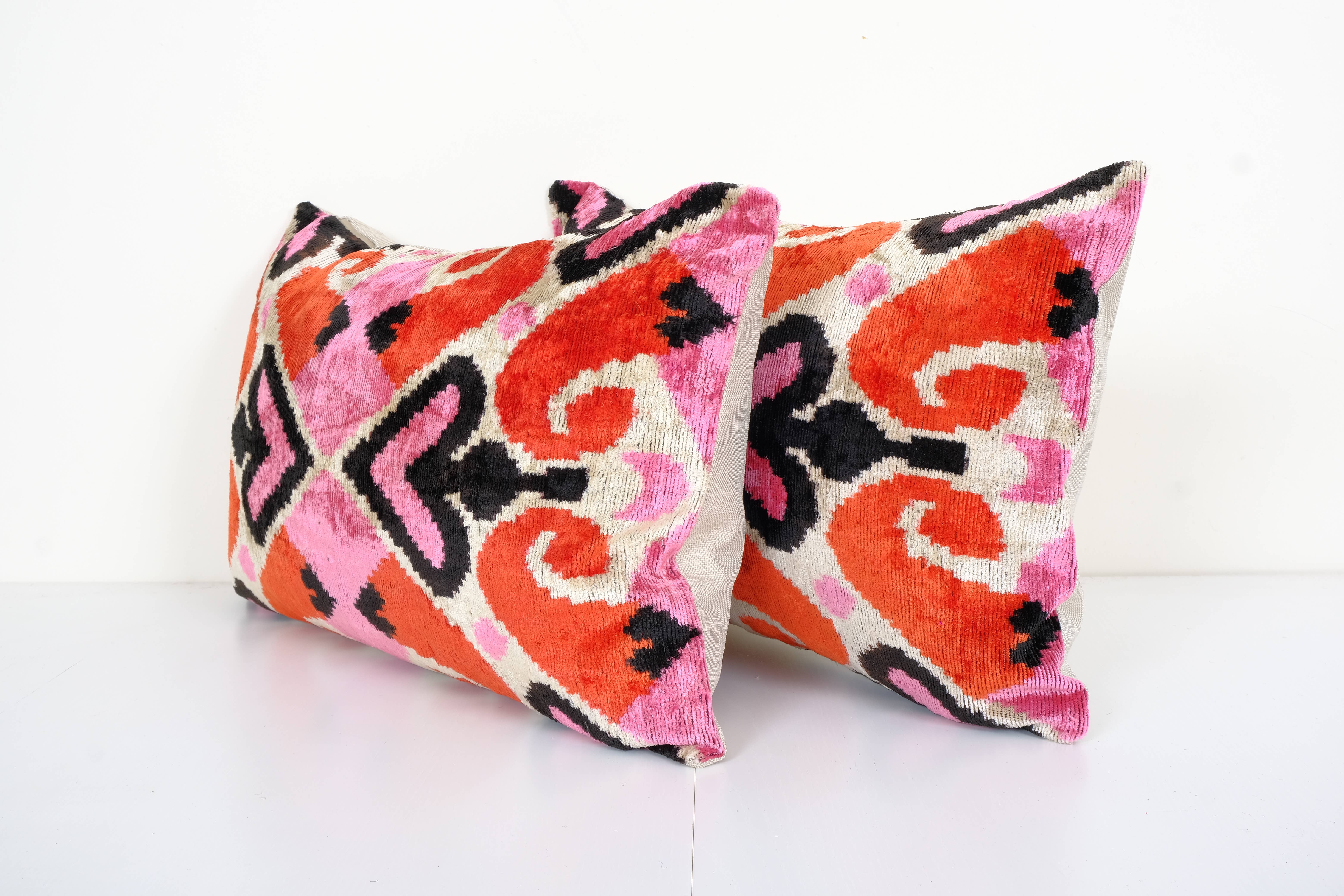 Vintage Pillows Store - Wholesale Decoratief kussen - Roze zijden Ikat fluwelen kussen, set van twee kleurrijke fluwelen1